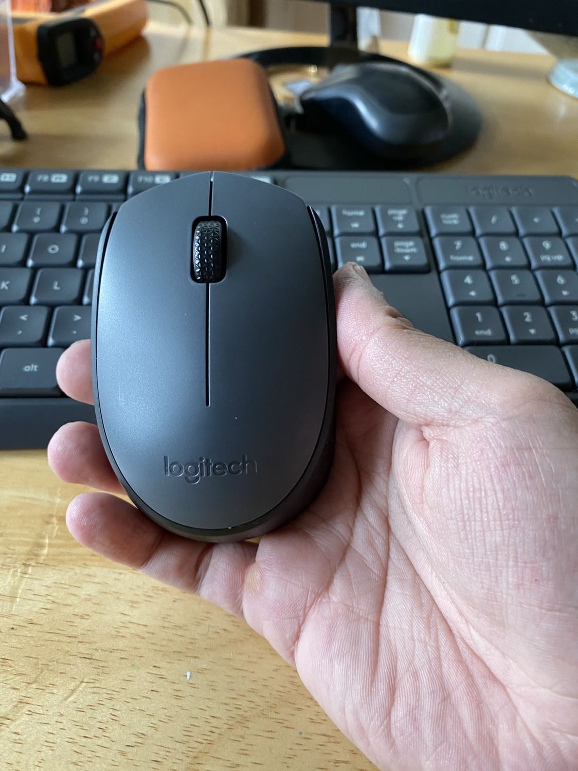 Bàn phím đẹp, màu xám nhìn sang, gõ nhạy
Chuột thì hơi nhỏ trong bàn tay, văn phòng thì dc chứ vẽ vời autocad thì chắc mỏi tay
Tầm giá 400k thì con này là dc nhất, tk hợp lý, chỉ có nhược điểm là bàn phím gõ ồn mặc dù hành trình phím thấp nhưng ồn hơn bàn phím dell có dây đã từng xài...
Tiki giao hàng nhanh hơn dự kiến
Sho này bán cái này rẻ nhất tiki rồi Bàn phím đẹp, màu xám nhìn sang, gõ nhạy
Chuột thì hơi nhỏ trong bàn tay, văn phòng thì dc chứ vẽ vời autocad thì chắc mỏi tay
Tầm giá 400k thì con này là dc nhất, tk hợp lý, chỉ có nhược điểm là bàn phím gõ ồn mặc dù hành trình phím thấp nhưng ồn hơn bàn phím dell có dây đã từng xài...
Tiki giao hàng nhanh hơn dự kiến
Sho này bán cái này rẻ nhất tiki rồi