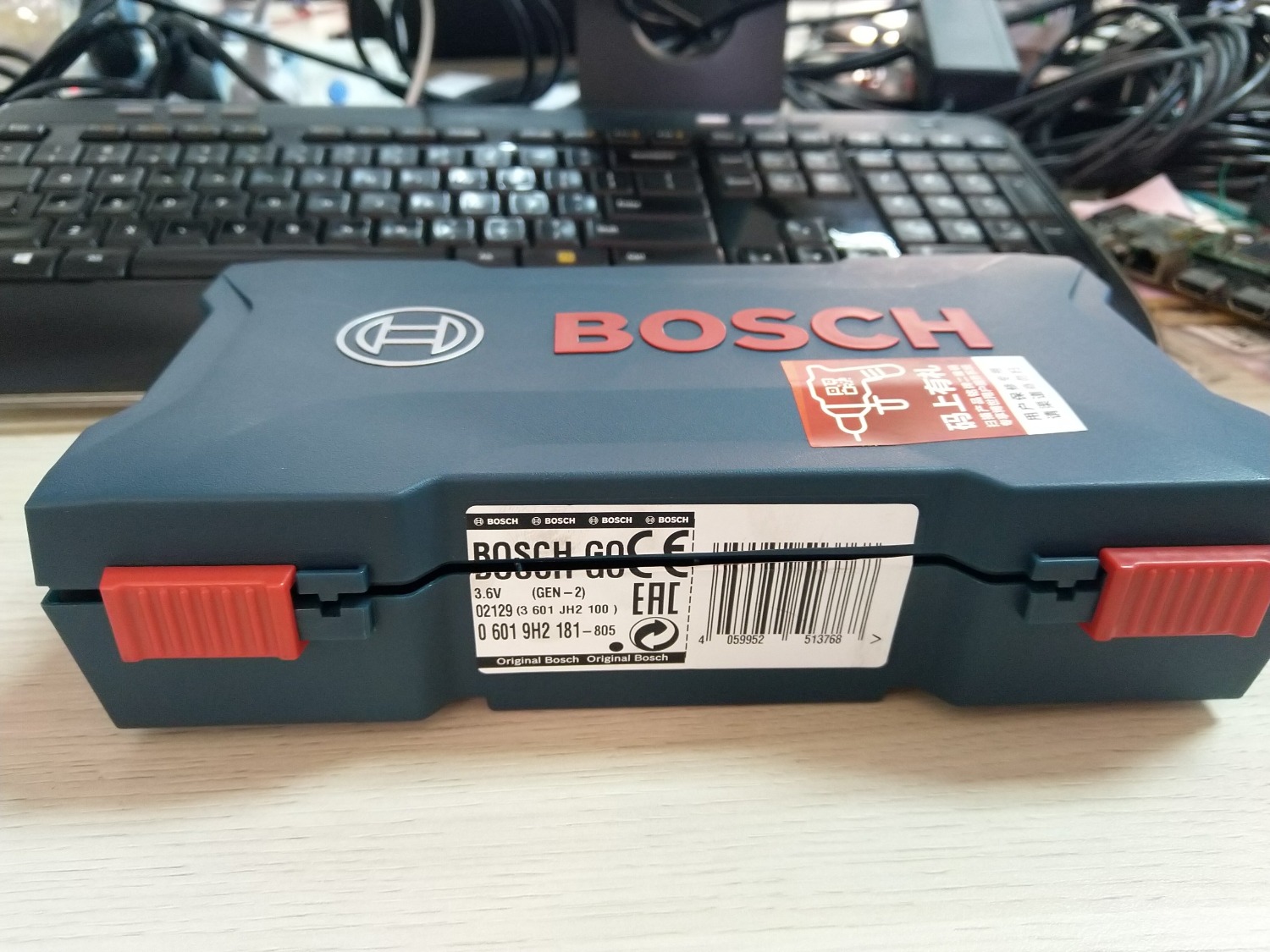 Sau 2 lần giao hàng saui thì lần này đã giao hàng đúng. Tuy nhiên máy hư không chạy, pin sạc không vô, hộp seal đã bị cắt, máy dính bụi có dấu hiêu dùng rồi. Mình sẽ trả hàng và yêu cầu refund