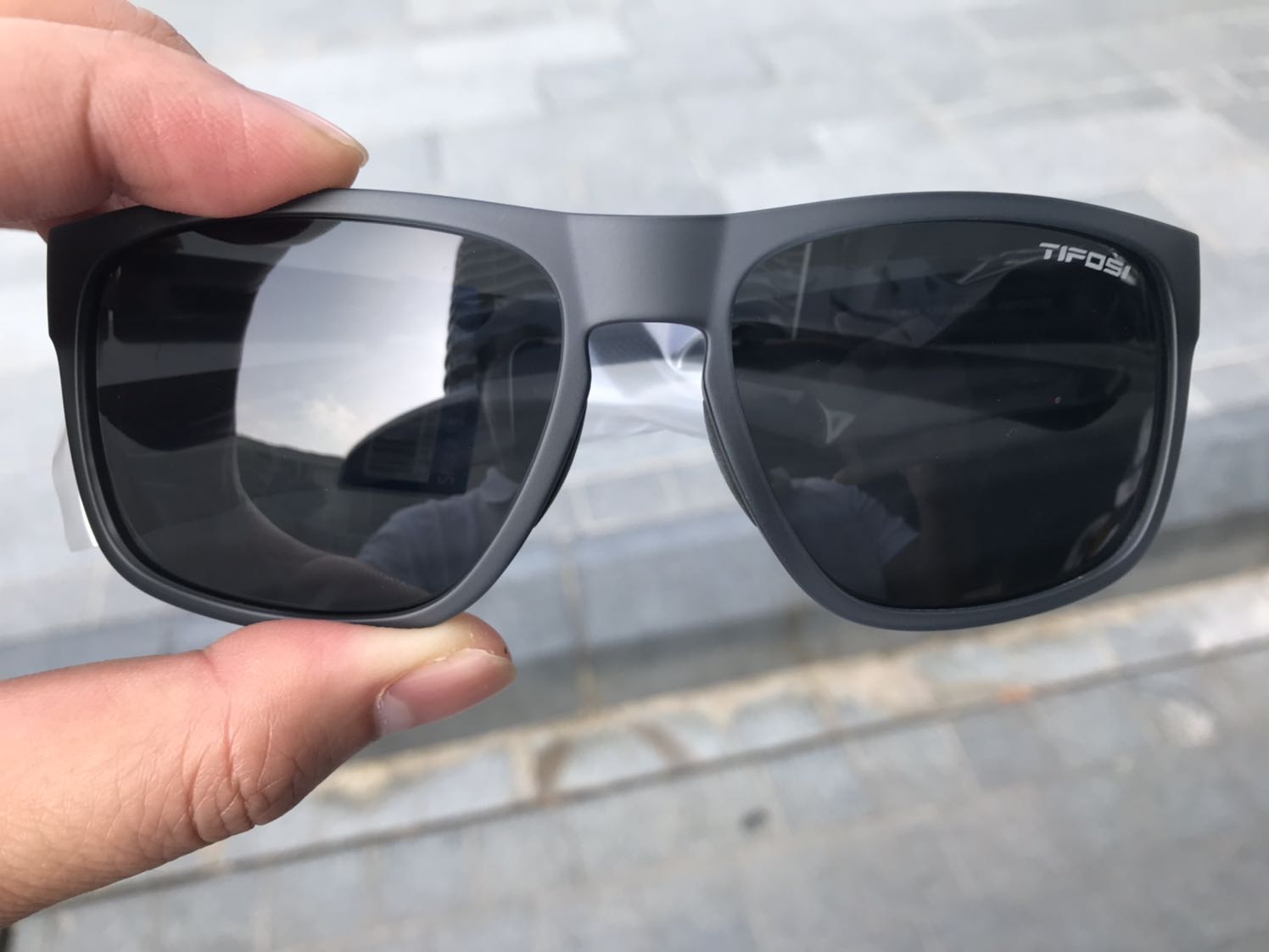 Nhẹ, không quá lỏng lẻo. Chất lượng trong tầm giá