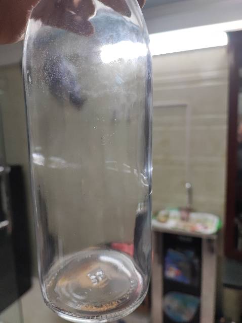 chai thủy tinh nhập ý về mà chất lượng thủy tinh thành chai lại có vân, nhìn cảm quan độ hoàn thiện k cao. nhìn như đồ hàng  xóm SX, chán lây tiki