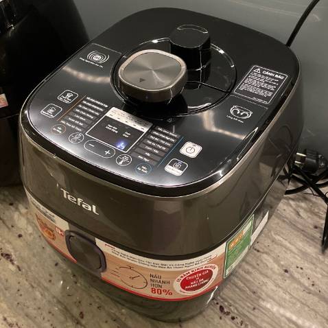 Mua hôm sale giảm còn 4,3 triệu . Mình ngắm cái này vì có chức năng xả áp suất tự động cho an toàn, không phải ấn xả như các nồi khác, tiền nào của đó. Mới nấu thử cơm chiên trứng thấy oki, thấy nồi to vậy chứ nấu nướng đa năng, gọn gàng hơn. Nồi có 2 cái ruột nồi 1 cái mình nấu cơm, một cái mình nấu thức ăn khá tiện. Mà cho hỏi làm sao để kích hoạt bảo hành. Mình không thấy có phiếu bảo hành đi kèm. Tiki và Tefal vui lòng hỗ trợ kích hoạt bảo hành giúp mình.