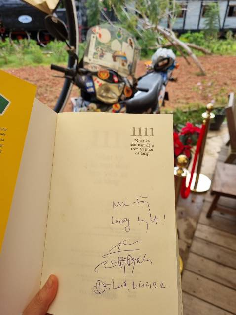 "Nhật ký sáu vạn dặm trên yên xe cà tàng" là một quyển sách thực sự truyền cảm hứng cho những tâm hồn ưa khám phá từ chuyến đi vòng quanh thế giới kéo dài 3 năm bằng xe máy của anh Trần Đặng Đăng Khoa. Đọc sách mình thấy được hình ảnh một người dám làm, dám can đảm bỏ lại tất cả để tự cho mình cơ hội sống với đam mê dù không biết trước được ngày mai sẽ ra sao theo cả nghĩa đen và nghĩa bóng, để hoàn thành được giấc mơ lớn của cuộc đời. Một cuộc đời đáng ngưỡng mộ và nể phục.
Một trích đoạn rất ý nghĩa ngay từ những trang đầu  của cuốn sách: "Còn đáng tiếc hơn nữa với người đã nhận thức được rằng nếu một ngày nào đó không được nhìn ngắm thế gian, không được hoàn thành tâm nguyện về một chuyến đi không hẹn ngày về, không một lần được cảm nhận sự tự do và tìm thấy hạnh phúc thì sau này mất đi sẽ trở thành một linh hồn vất vưởng chìm đắm giữa không gian vô cùng, với nỗi tiếc nuối nghẹn ngào không nguôi vì đã không lựa chọn đi con đường của mình"