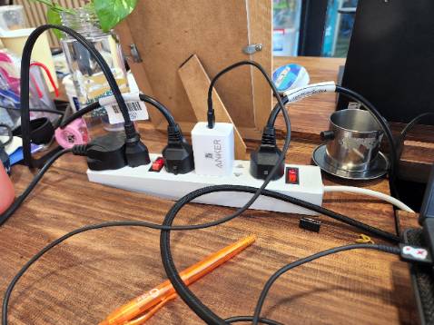 Hàng giao nhanh, nguyên seal, cắm thử laptop Thinkpad của mình nhận 60w, cắm samsung s21 có hiện sạc siêu nhanh chuẩn PPS. Sản phẩm rất nhỏ gọn, thương hiệu Anker có tiếng khỏi bàn.