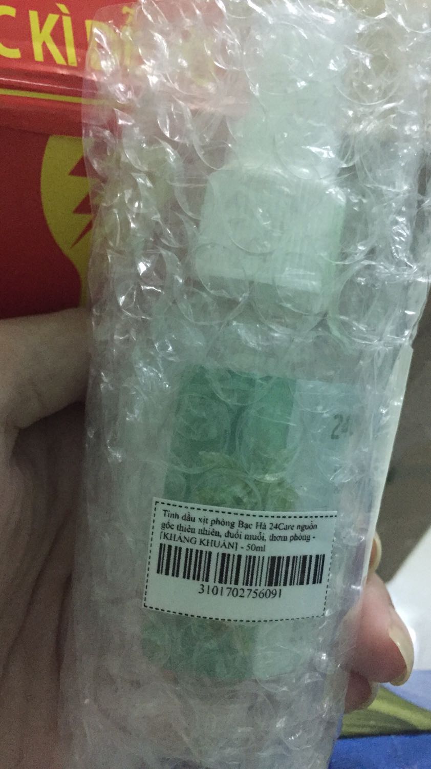 Rất hài lòng với shop, đóng gói rất kỹ, quấn bọc xốp rất nhiều, tem chống giả đầy đủ của shop và của Tiki, nên mua hàng trên Tiki an tâm nhất, mua của shop cũng an tâm. Còn chất lượng thì miễn chê, thơm lâu, đuổi được côn trùng, khử mùi tốt, xịt vào rèm thơm rất lâu luôn.