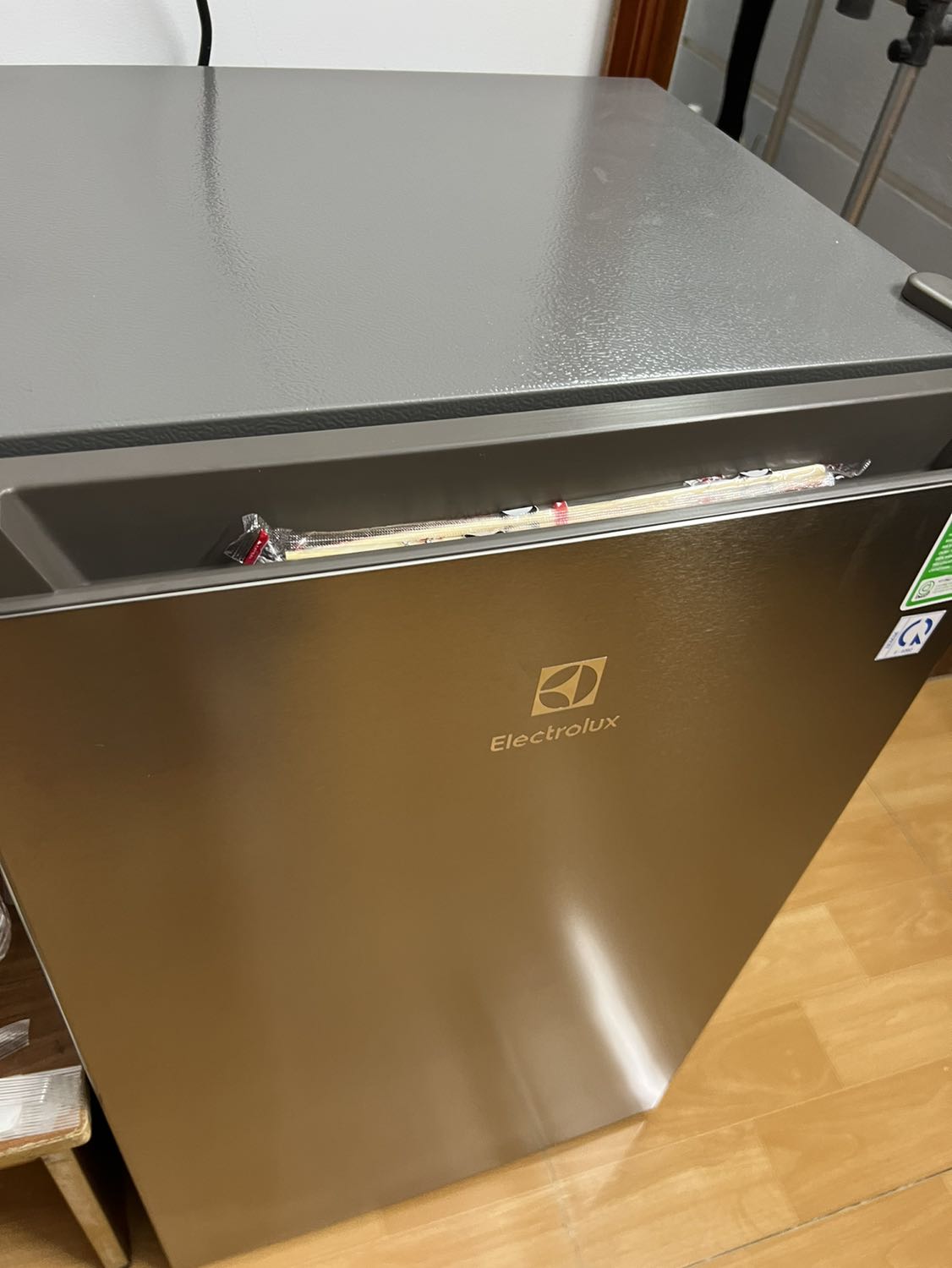 Giao hàng nhanh, thợ thân thiện vui vẻ, hỗ trợ bưng tới lên tầng 3. Sản phẩm khá đẹp có điều làm lạnh ở mức 4 (mức khuyến cáo TB) thì có hơi chưa đủ đô, mn nên xài ở mức 5, máy lúc hoạt động có phát ra tiếng ồn nha nhưng mức chịu được, xài nhìn chung okela