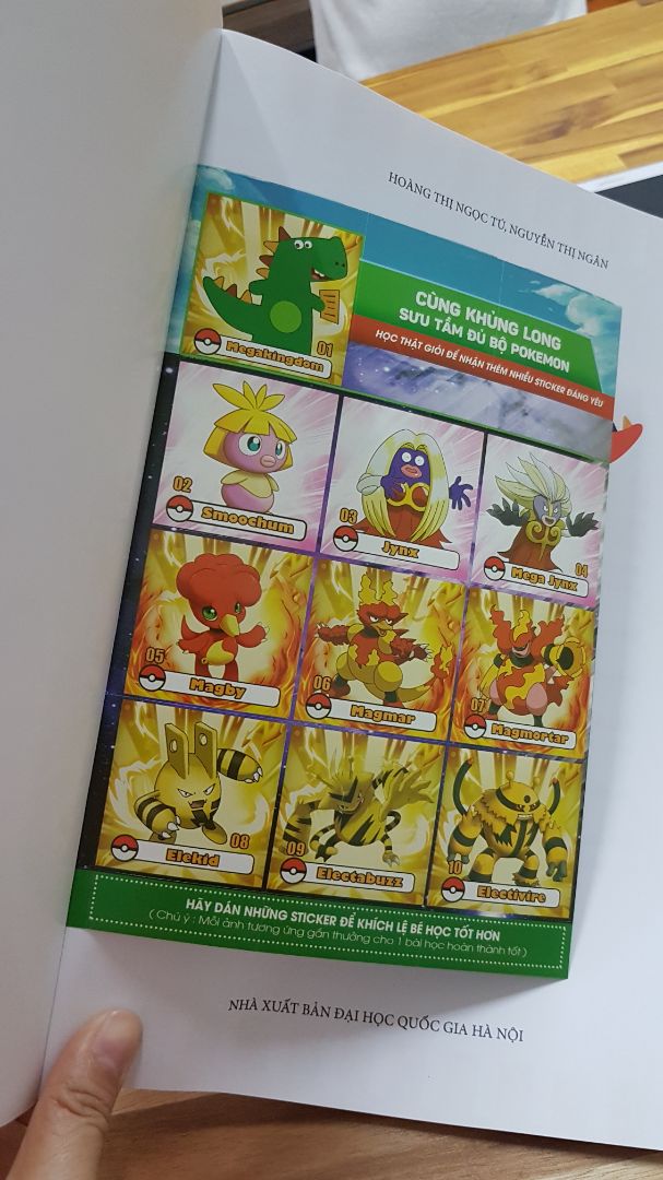 Về nội dung, giáo trình đơn giản, dễ hiểu, trình bày đẹp, file nghe rõ ràng, rất phù hợp cho các em mới bắt đầu học tiếng Anh.
GT còn tặng kèm sticker rất dễ thương cho các em nữa.
Nên mua kèm vở "Cùng khủng long luyện viết chữ ôn từ  vựng".
Về dịch vụ, Tiki giao hàng nhanh, đóng gói cẩn thận, có bọc bookcare càng đẹp. 
Nói chung rất ưng ý. Về nội dung, giáo trình đơn giản, dễ hiểu, trình bày đẹp, file nghe rõ ràng, rất phù hợp cho các em mới bắt đầu học tiếng Anh.
GT còn tặng kèm sticker rất dễ thương cho các em nữa.
Nên mua kèm vở "Cùng khủng long luyện viết chữ ôn từ  vựng".
Về dịch vụ, Tiki giao hàng nhanh, đóng gói cẩn thận, có bọc bookcare càng đẹp. 
Nói chung rất ưng ý.