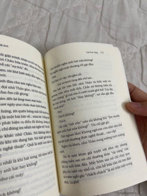 Do mình ko để í kích thước nên hơi bất ngờ về kích thước sách nhưng mà chất liệu giấy tốt ,chữ in rõ nét bìa đẹp , sách có mùi thơm rất dễ chịu , giao nhanh. Nên mua ah