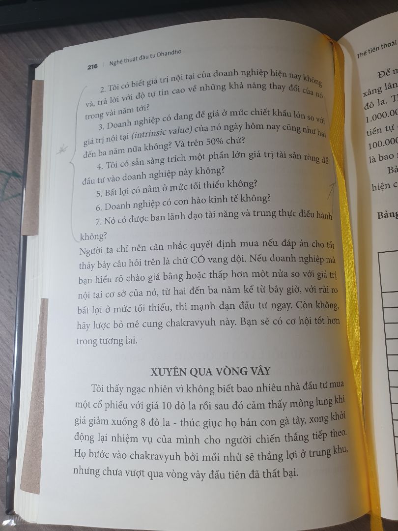Sách đẹp từ bìa đến giấy, nội dung càng về sau càng hay. Giấy dày vừa đủ lật, không dính, màu ngà không chói, mỏi mắt khi đọc, dùng viết chì ghi chú lại những phần cần ghi nhớ cảm giác thật đã tay khi lướt trên giấy. Cám ơn nhà xuất bản có tâm đối với tri thức, người đọc.