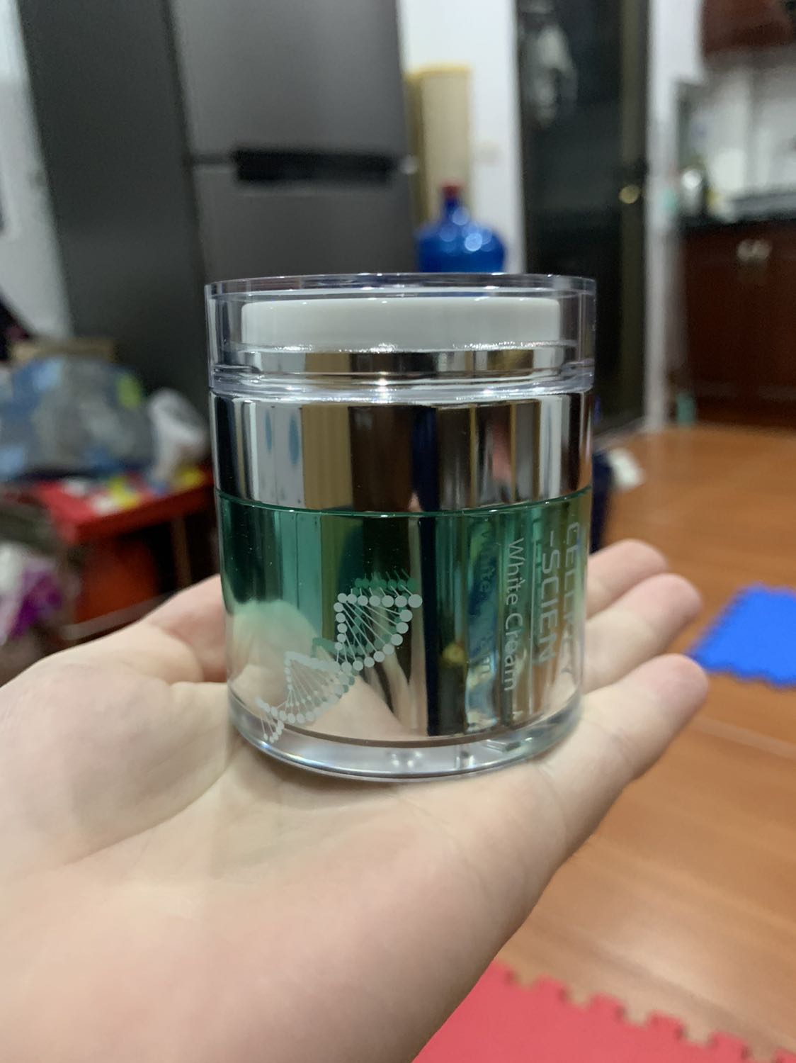 Giá hời nên mua cho mẹ dùng thử. Ai ngờ mẹ bảo dùng thích quá. Chất kem vừa phải không đặc quá. Thẩm thấu nhanh. Dùng xong da ẩm mềm thích lắm. Sản phẩm chứa thành phần thiên nhiên nên kh bị kích ứng đâu. Có tem chống giả nên dùng yên tâm hơn nhìu. Hết sẽ mua thêm. Đóng gói cẩn thận, giao hàng nhanh