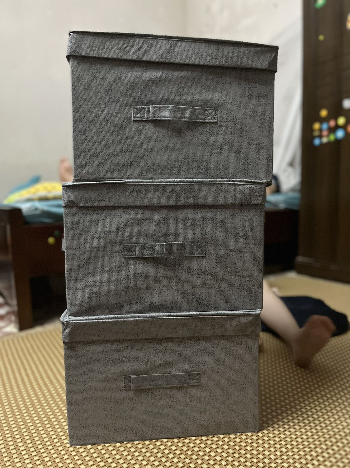 Hộp rất chắc chắn, xịn xò, nhưng mà nhỏ hơn mình nghĩ. Nhưng nếu to hơn thì không cho được vào tủ quần áo cho nên có giải pháp là cuộn tròn quần áo lại rồi cất, sẽ cất được nhiều hơn so với gấp thông thường