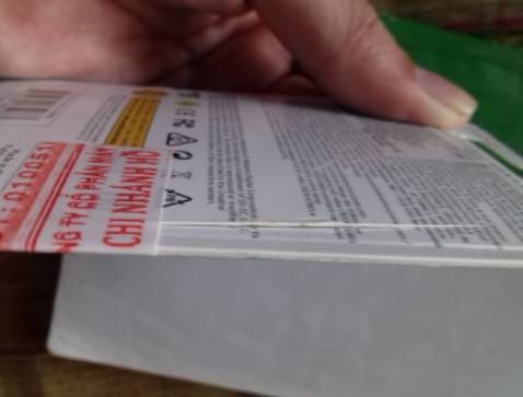 1. Tiki giao hàng rất nhanh, gói hàng đẹp.
2. Cảm thấy thất vọng với sản phẩm khi nhận được, sau khi kiểm tra phát hiện thẻ nhớ đã bị lấy ra rồi (Có đường cắt bằng dao lam ở phía bên phải mặt sau bao bì sản phẩm,  khây đựng thẻ nhớ bên trong củn bị bóc mặt kiếng bao bọc). 
Mình sợ thẻ đã bị cài phần mềm gây hại cho máy, nên các bạn sau khi mua nhớ kiểm tra thật kỹ lưỡng sản phẩm nhé.
(Ảnh minh chứng phía dưới)