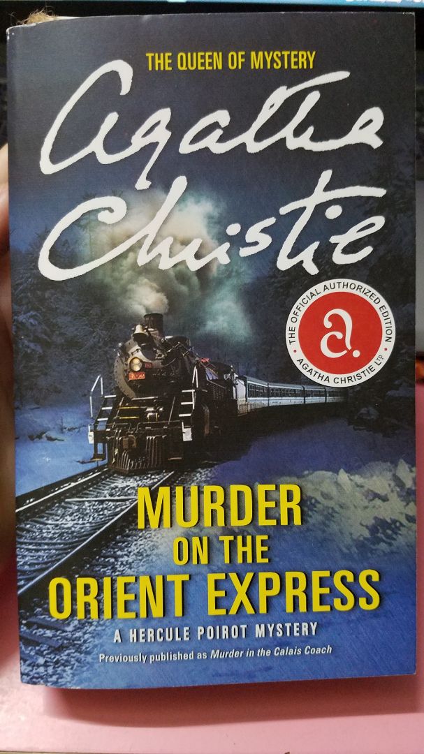 Chất lượng sách tốt, mặc dù xuất bản cũng nhiều năm rồi nhưng sách vẫn mới tinh, không bị vàng hay nhăn/cong gáy, mình thích Fahasa giao hơn Tiki là do vậy. Sách nước ngoài nên khổ giấy nhỏ hơn bên mình (mình có chụp sách với cuốn tập để so sánh), cầm vừa tay hơn, giấy cũng nhẹ nữa. Về nội dung thì sách của Agatha không thể chê vào đâu được :> Có điều vận chuyển chậm hơn so với dự tính do khâu lấy hàng hơi lâu, nhưng đang dịch nên không sao :>