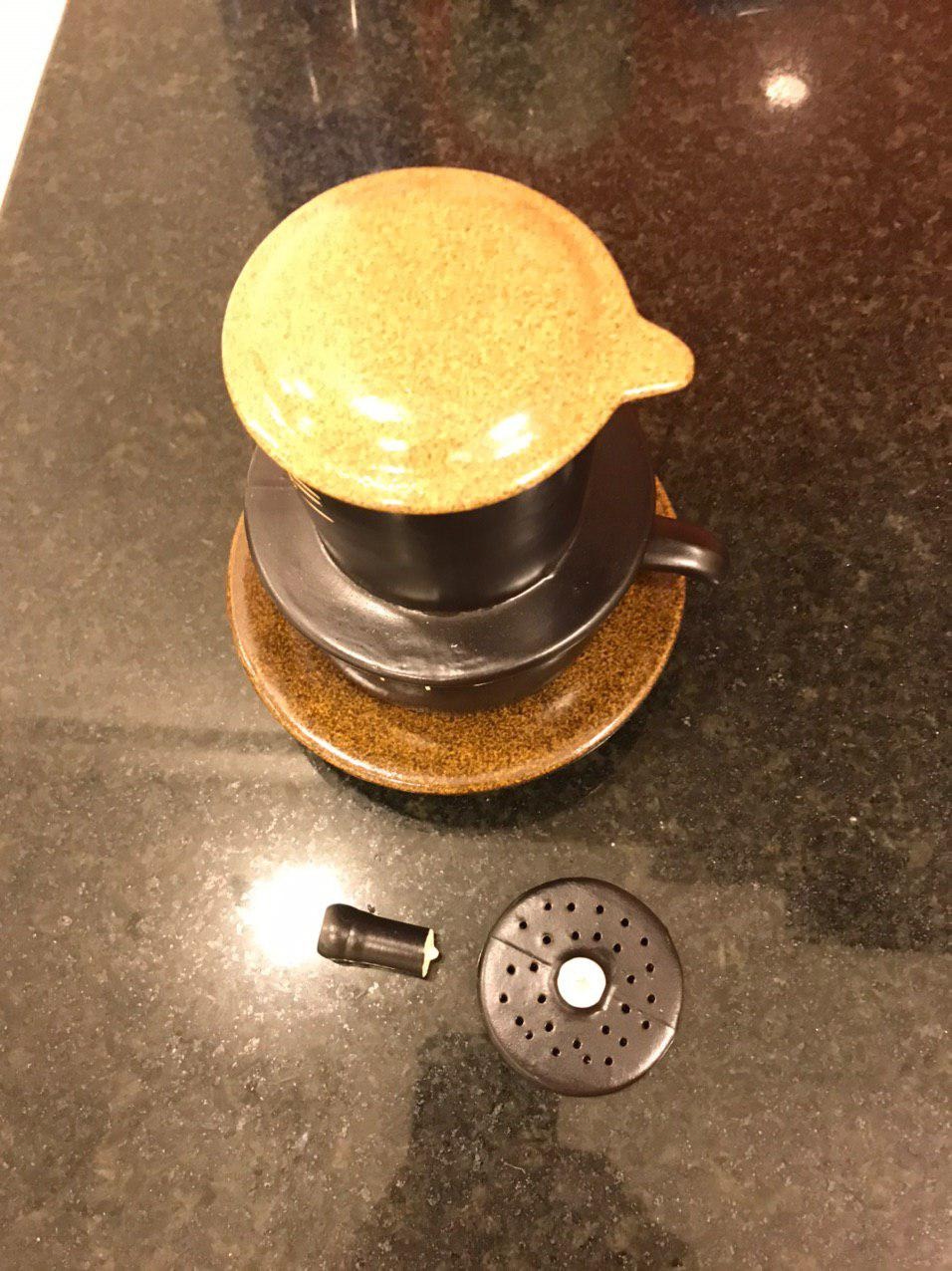 Hơi thất vọng vì mình nhận được một sản phẩm bị vỡ phần cầm của đầu lọc cafe. Mình nghĩ vấn đề là ở sản phẩm kém chất lượng, dẫn đến phần cầm dễ gãy, vỡ.  cũng như những phần khác bị vỡ, theo như comment của các khách hàng trước đó. Bạn nào muốn mua thì nên xem xét kĩ.