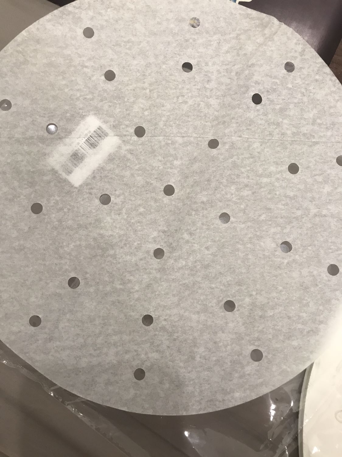 Giao hàng nhanh. Đóng gói tốt. Giấy nến siêu mỏng. Để vào nồi không dầu mà k cho thực phẩm vào cùng luôn thì giấy sẽ bị bắt lửa cháy. Khi có dầu mỡ thì giấy trong suốt và khá dính thức ăn. Dùng tạm ổn chứ cũng không tốt lắm.