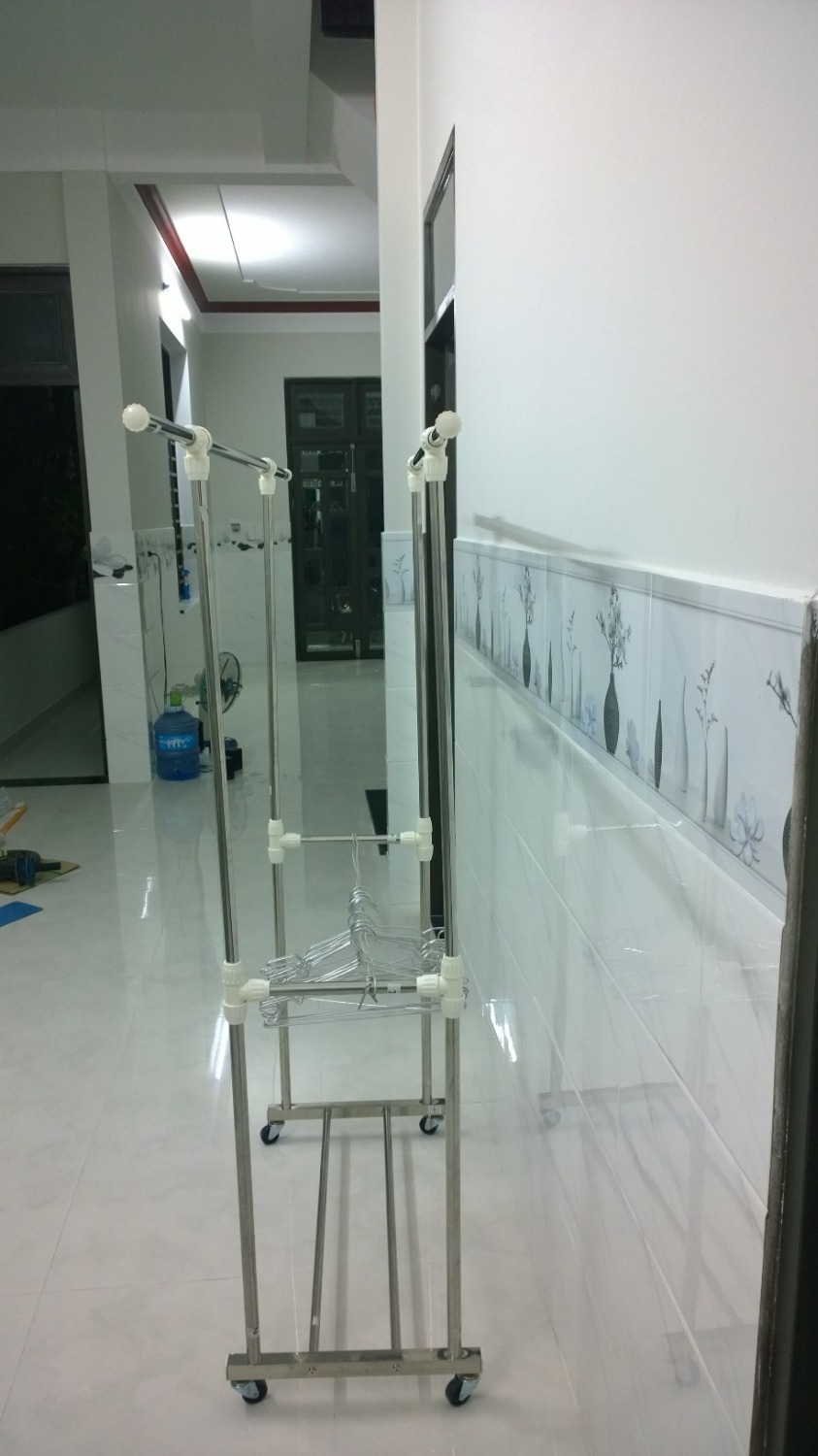 Mua về loay hoay một hồi mới lắp xong, cũng không khó lắm, lắp phần chân hơi mệt nhất, do lỗ khoan sẵn hơi chật so với cái thanh inox đưa vào. Lắp xong thì thấy khá là ok. Giàn phơi cao khoảng 1.7m, thanh phơi ngang cũng cỡ đó. Phơi đc nhiều đồ, cứng cáp, có bánh xe. Giá 260k cũng mềm. Chế thêm sợ day bụt ở giữa nữa tiện cho bỏ móc