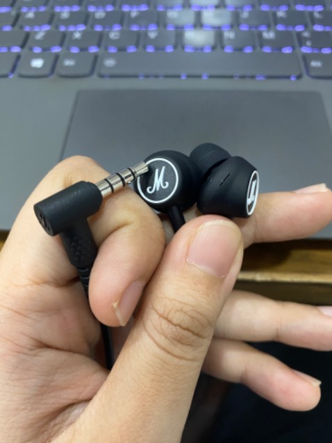 - Âm thanh tốt, thời trang, có mic.
- Nút tai sẽ nhét được vào lỗ tai nên có chống ồn, nhưng dễ ra mồ hôi tai nên mọi người nhớ vệ sinh tai mình và tai nghe thường xuyên.
- Dây hơi mỏng manh, nói chung là với mức giá này và brand này là tạm ổn rồi. 

Mong nhà sản xuất xử lý dây tai nghe dày hơn chút tránh dễ bị rách và hư hỏng.

Cảm ơn vì sản phẩm này.