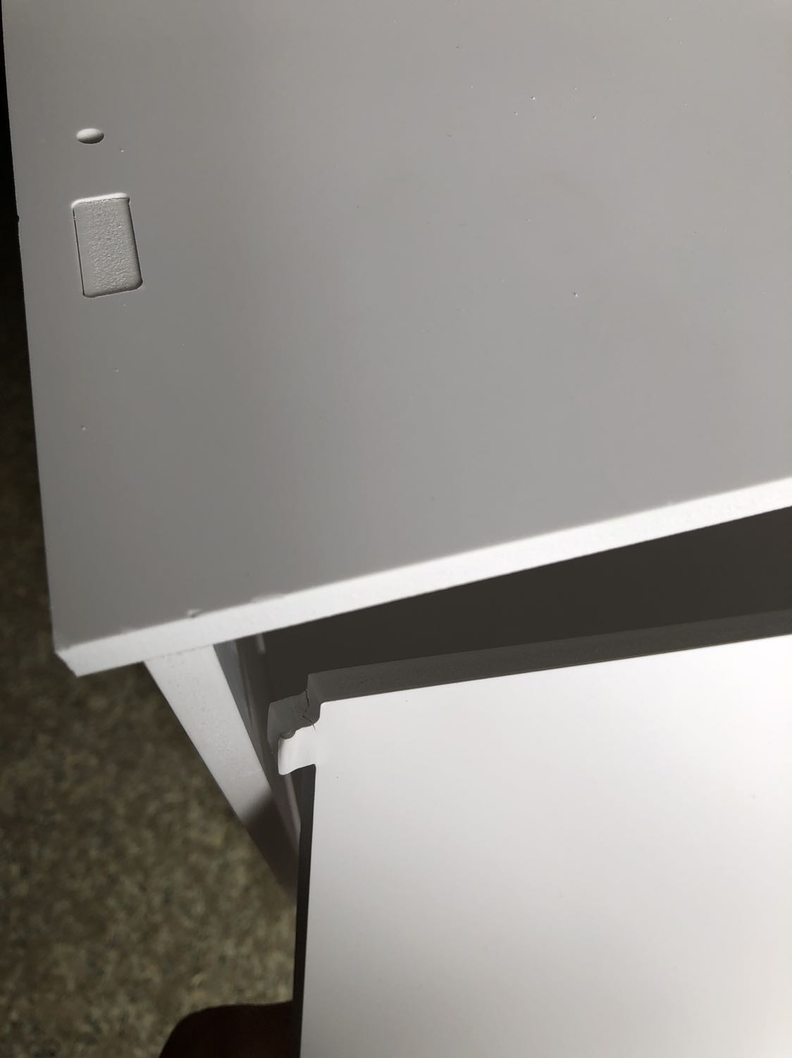 Cục cầm mở thì tróc hết màu, tủ thì móp, chất liệu cũng không phải bằng gỗ... chất lượng trung bình Cục cầm mở thì tróc hết màu, tủ thì móp, chất liệu cũng không phải bằng gỗ... chất lượng trung bình