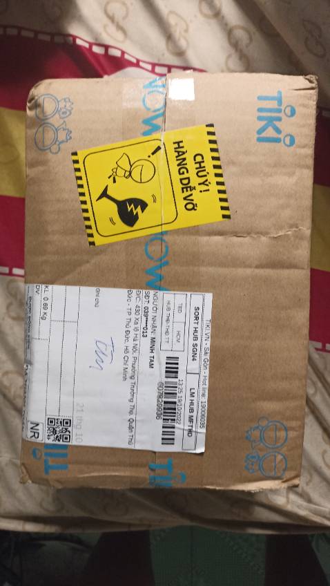Hộp lúc mới giao nhìn nát thấy sợ luôn cứ sợ box bị df thì xu cà na 💀 Ôm vô nhà unbox cái hết hồn ***, box không bọc gì ngoài 1 lớp giấy =]]]] Nhưng vì một phép màu nào đó mà em box vẫn còn nguyên vẹn. Đặt hàng tiki giống như chơi xổ số vậy á, may thì đỏ đen thì xu thôi :)))