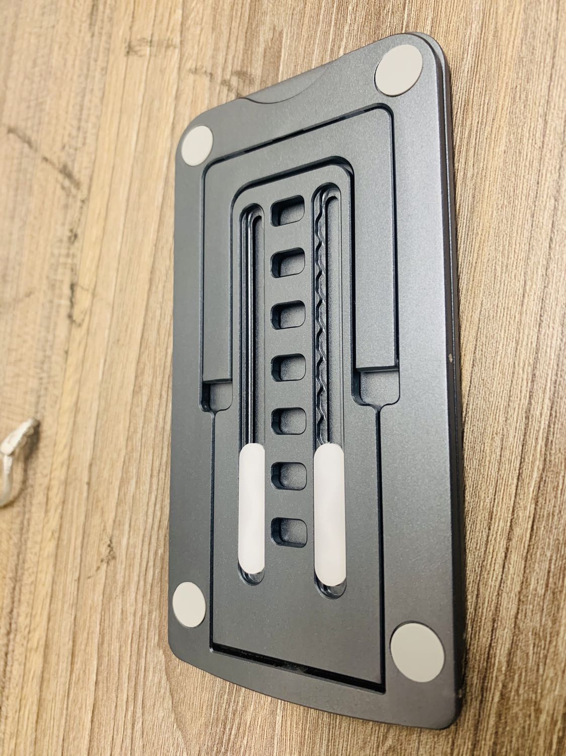 Chất lượng hoàn thiện sản phẩm tuyệt vời, rất đẹp và sang trọng. Thanks shop và nhà SX. Tuy nhiên shipper rất tệ ko thông báo cho người mua và gởi hàng tại bảo vệ. Đây là lần thứ 2 shipper ko thông báo người mua. Đề nghị Tiki làm việc với đối tác giao hàng