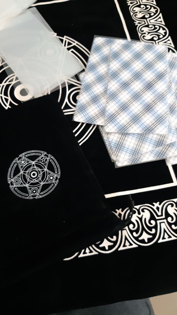 có 1 lá bài bị tróc. nhưng đổi trả rất mệt và rắc rối. mình không thích đổi. dù s vẫn chấp nhận được