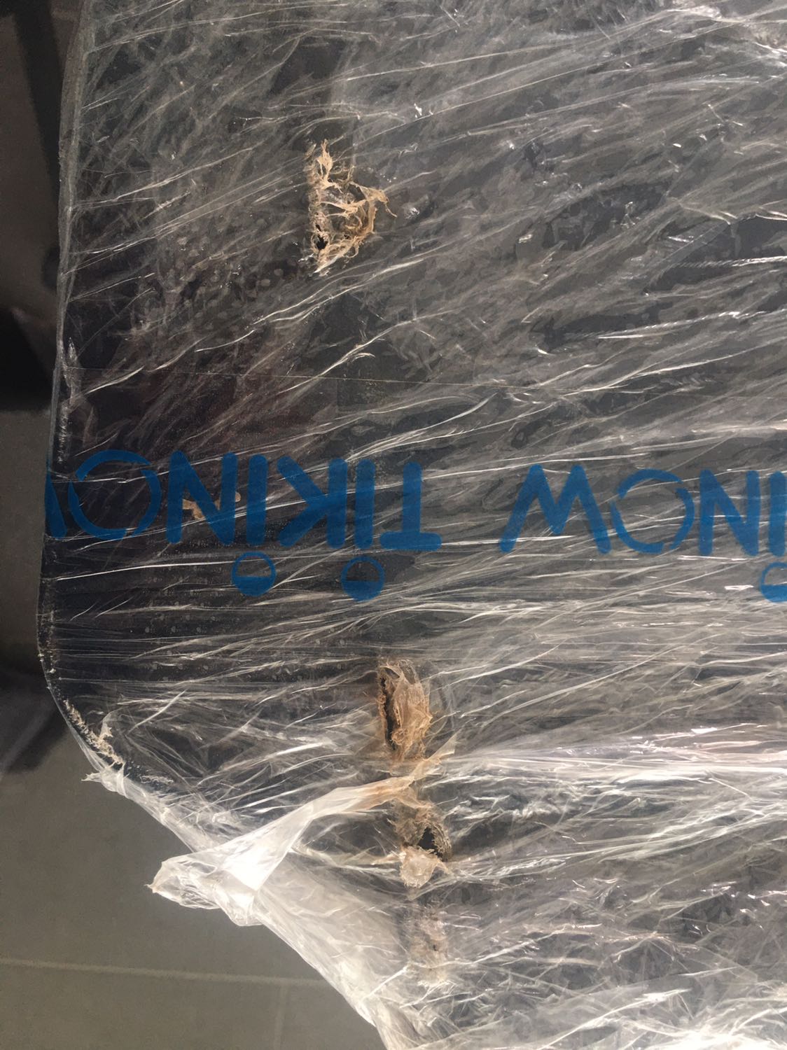 Gói hàng kỹ, nhưng vận chuyển quá tệ. Làm rách vải của khung luôn. Không biết phải nói gì. Gói hàng kỹ, nhưng vận chuyển quá tệ. Làm rách vải của khung luôn. Không biết phải nói gì.