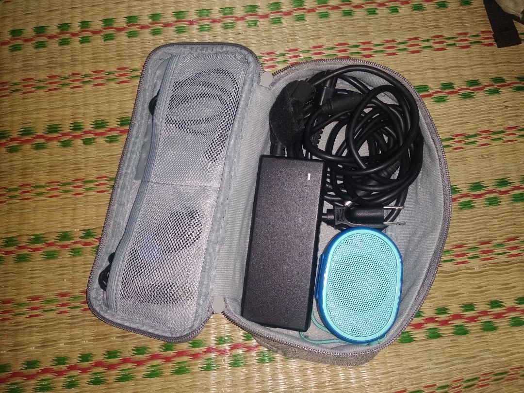 Túi to, mình đựng vừa được dây nguồn của laptop và một cái loa bluetooth nhỏ