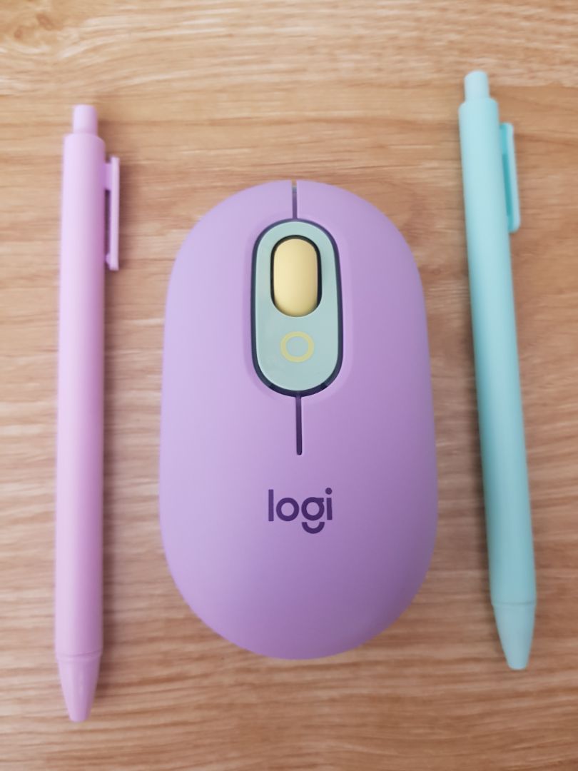 chuột màu đẹp như hình, xài êm.
kết nối hơi khó, mình k thấy có kết nối usb, kết nối blutooth cũng hơi khó cài đặt cho nhiều thiết bị.