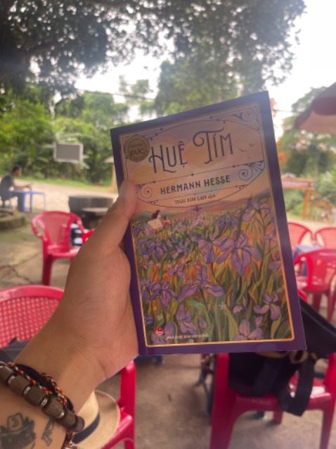 Nếu bạn yêu thích Hermann Hesse thì đây sẽ là một sự lựa chọn tuyệt vời. Bởi dịch giả-cô Thái Kim Lan, đã truyền tải những lời văn của tác giả sang tiếng Việt với đầy những cảm xúc, ý nghĩa. Một quyển sách hay có thể đọc lại nhiều lần :)