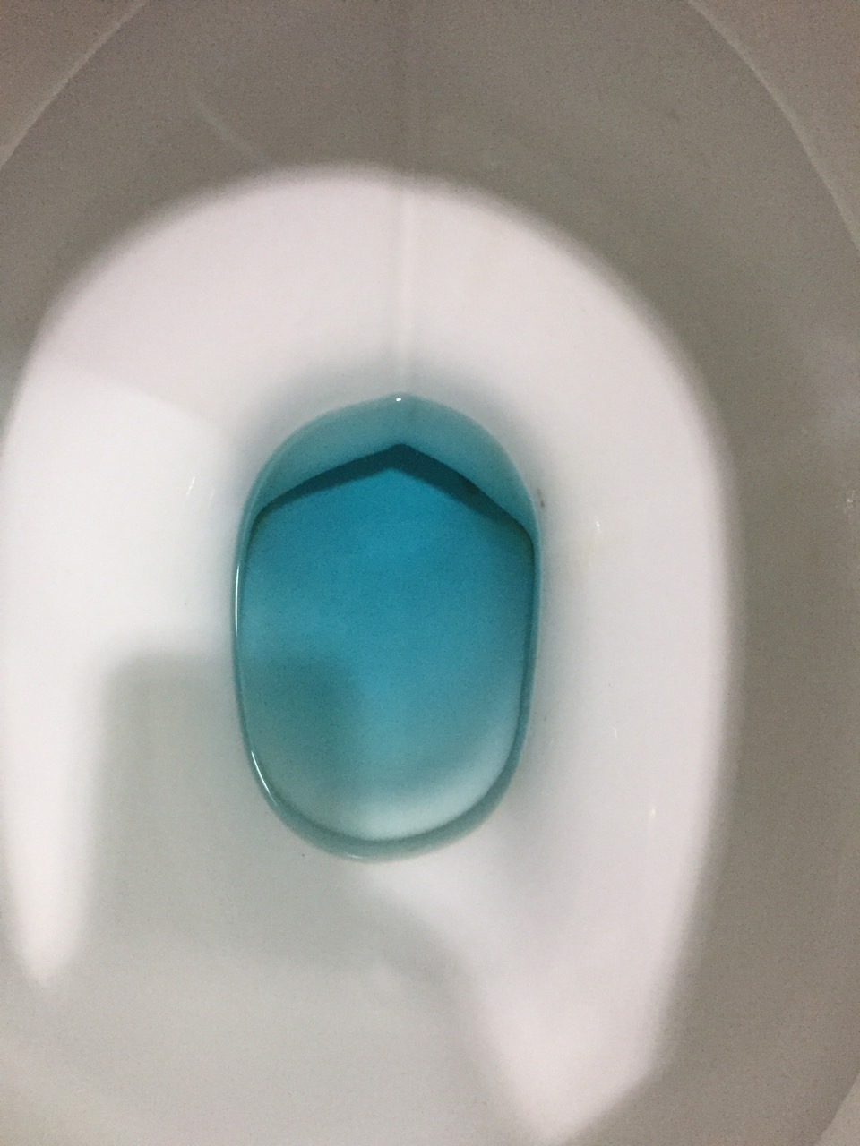 Viên to hơn mình tưởng tượng, vỉ 2 viên như hình, khi dùng nước chuyển màu xanh nhìn dễ chịu hơn mấy loại trước mình dùng, đỡ mùi hôi