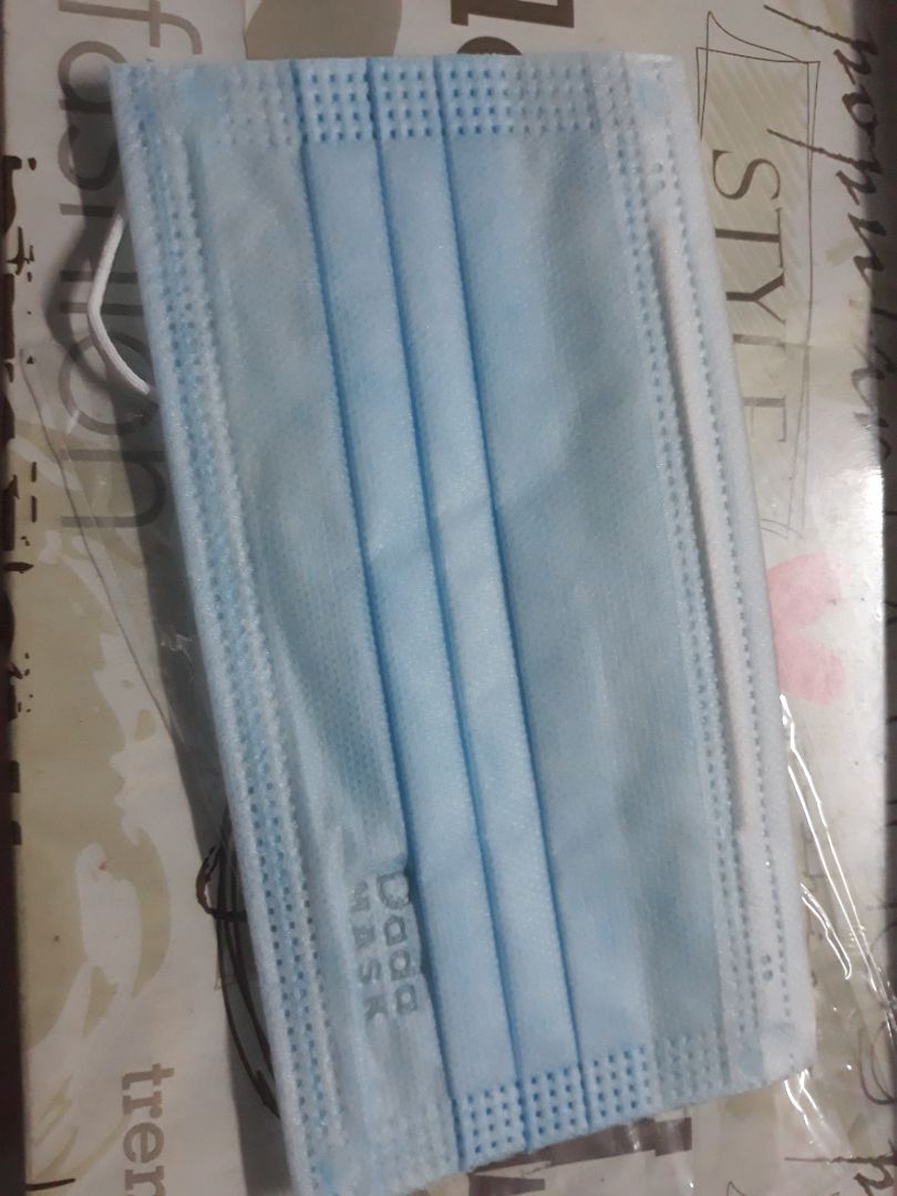 Khẩu trang 4 lớp, mỏng nhẹ, thoáng khí, dễ thở hơn các loại 4 lớp khác, màu xanh nhạt cũng dễ nhìn hơn. Điểm mình k thích là mỗi cái khẩu trang lại bọc 1 cái túi nhựa, nhìn thì đúng là để tránh nhiễm khuẩn tuy nhiên lại xả nhiều rác hơn. Xem xét gói 10 cái/ gói thì đỡ hơn.