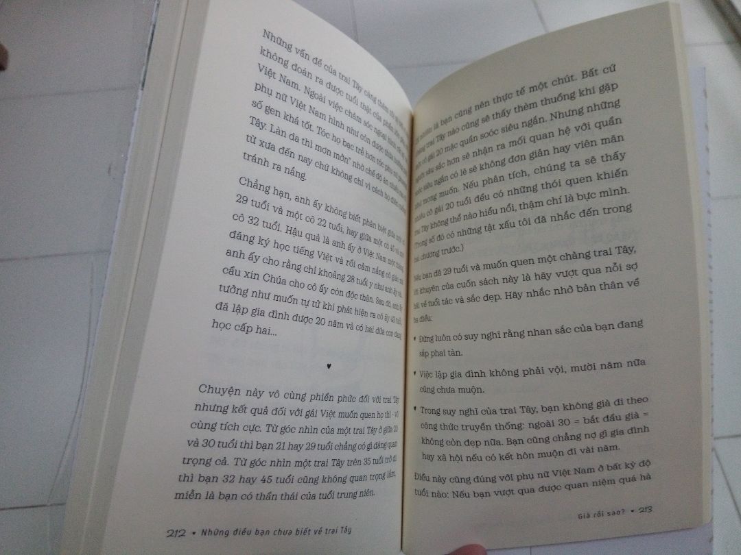 Mình mua và mới đọc được 1/2 quyển nhưng có nhận xét thế này. 
Nội dung sách khá ok cho bạn nữ nào đang làm quen/hẹn hò hoặc có ý định tìm bạn trai Tây. Điểm mình đánh giá cao là sách do 1 người đàn ông Tây viết về trai Tây, dù ít nhiều vẫn có suy nghĩ chủ quan, nhưng đảm bảo đem đến nhiều vấn đề cho người đọc hiểu thêm/suy nghĩ thêm trước 1 mối quan hệ với trai Tây (dù yêu hay bạn bè). Tác giả ở VN lâu năm nên có được cái nhìn 2 chiều giữa Tây và Ta, ở cả 2 giới. Và điểm mình chưa thích lắm là: vì do người nước ngoài nên hiển nhiên văn phong, câu cú nhiều khi hơi lòng thòng, khó hiểu, cần đọc 2 lần mới nắm được toàn bộ ý của tác giả. 
Và 1 điều nữa là, dẫu gì tác giả cũng là Tây, nên cách hành văn và cách hài hước cũng sẽ hơi Tây, bạn nào quen với phong cách hài Tây mới dễ thấm, nếu không sẽ hơi khó để đọc và hiểu nhe.
Vài dòng nhận xét về sách ha, còn về dịch vụ tiki hay sách bẩn sách cũ thì hên xui mỗi account nên mình không review để tránh xung đột.