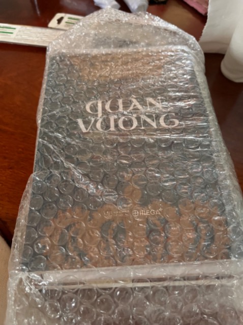 Nội dung thì chưa rõ nhưng phần đóng gói kĩ nè, với sách còn nguyên seal nilon căng đét lun.
