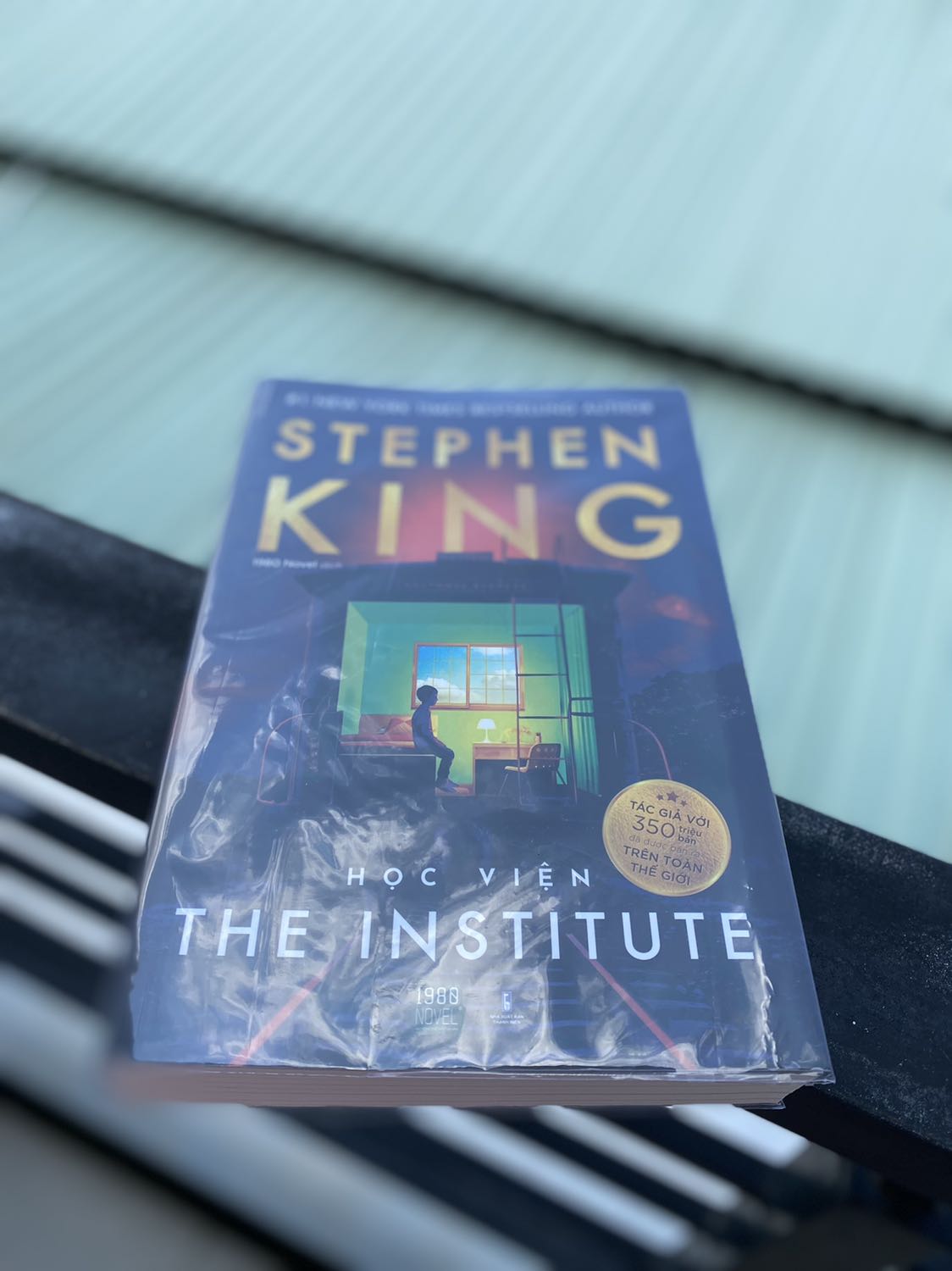 Đây là quyển mà mình mong chờ nhất, sách siêu đẹp, gói hàng cũng đẹp nữa. K bị móp méo như mấy đơn trước. Nội dung sách thì mình chưa đọc nhưng xem review thì có vẻ hay đấy. Sách mua được giá sale nữa, phải nói là không có gì để chê luôn ạ.