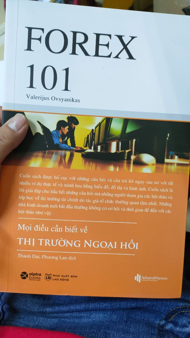 Mình mới order quyển này vì thấy khá hữu ích và thiết thực cho người muốn tìm hiểu về thị trường mà chưa có nền tảng kiến thức cơ bản. Nội dung chắt lọc và được diễn giải dễ hiểu dễ tiếp cận, quan điểm cá nhân mình thấy đáng để mua. :) Giao hàng cũng rất nhanh, đặt buổi sáng là trưa hôm sau có. 5 sao cho cả hai nhé.