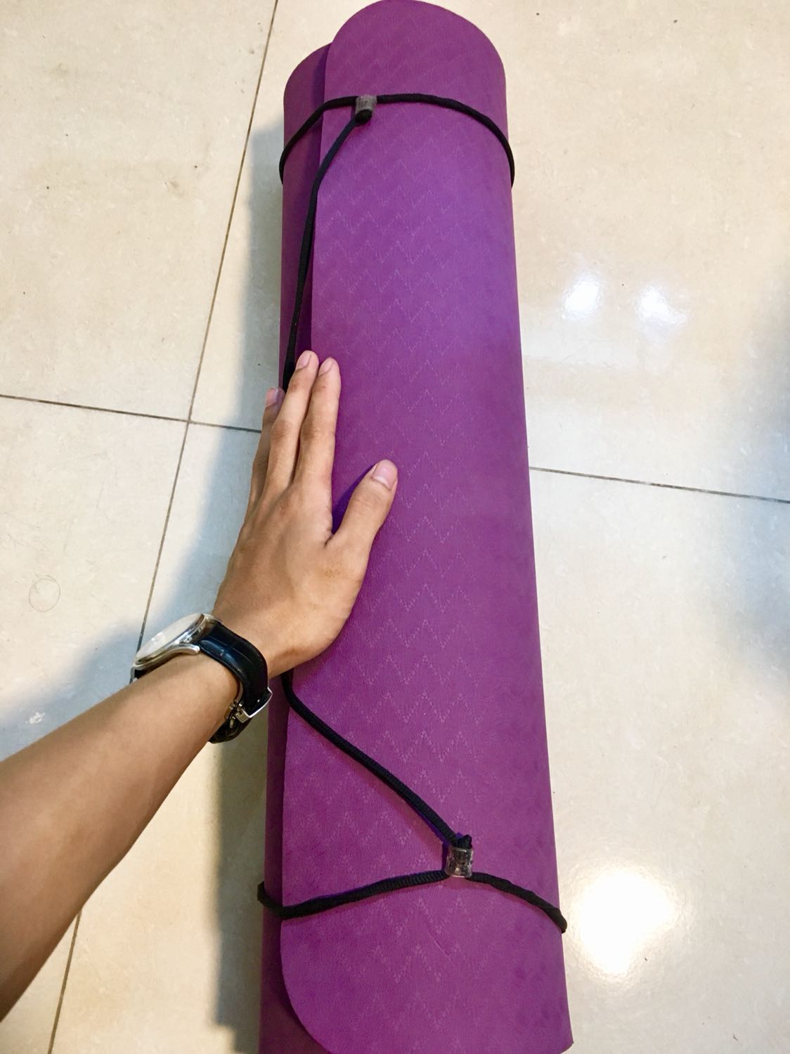 Bận quá hnay mới review thảm đc 
Mua là do bà bạn tập yoga cùng giới thiệu mới biết ý chứ 
Thảm màu sắc bắt mắt, mở ra thấy thẻ chính hãng midoctor và phiếu cảm ơn là thấy ưng ý phết rồi 
Chất liệu mềm mại, gấp quận k bị nhăn gì cả còn có cả túi với dây buộc tiện phết. May đặt 2 cái mai mang tặng mẹ chồng cái lấy lòng :))  mn à
Thaks chị bạn và tiki đã giúp mình biết đến và sử dụng thảm này
