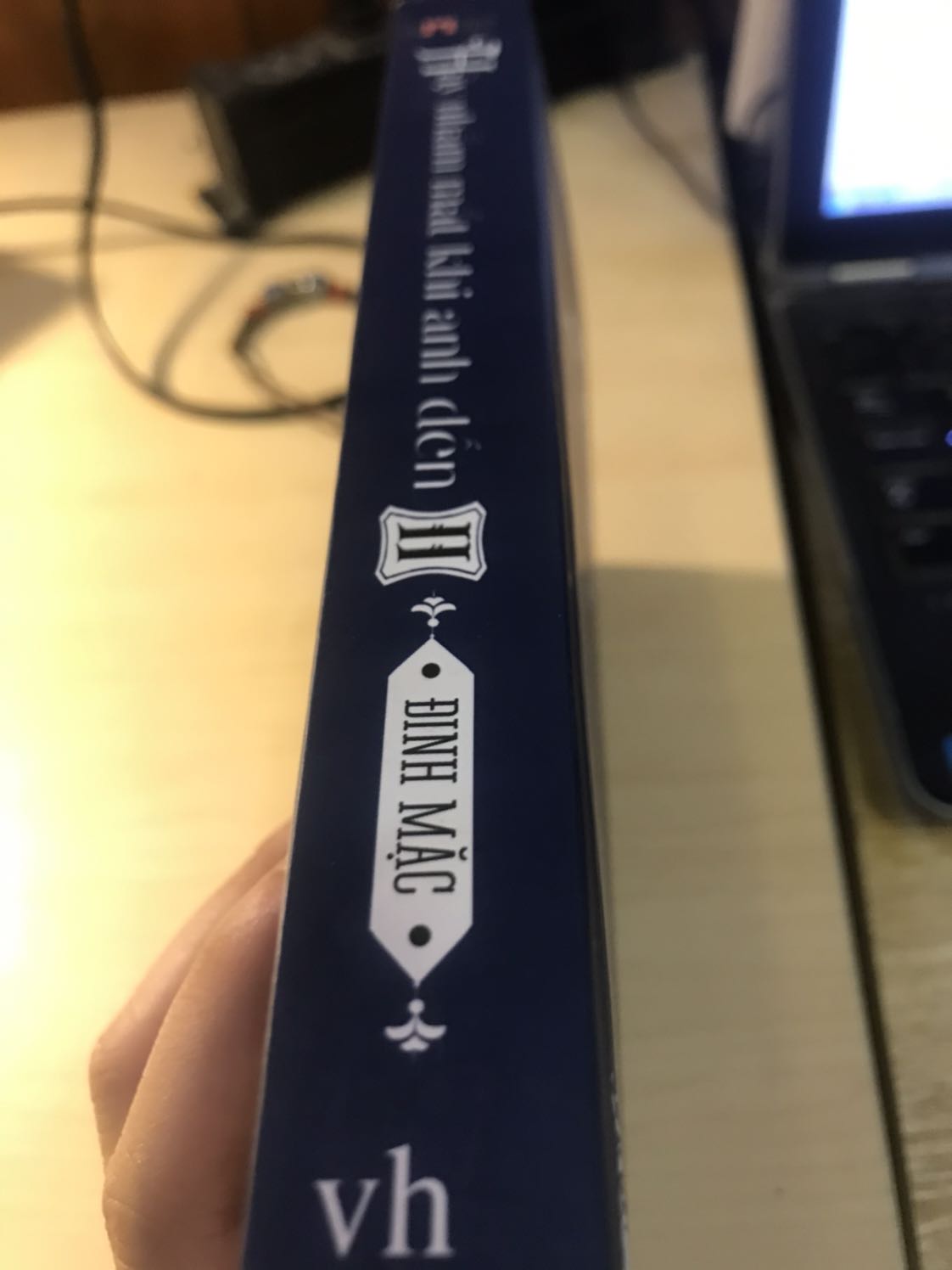 Sách đẹp lắm nhé, sách của mình thì không bị nát hay rách đâu, có cả bookmark nữa, rất đáng tiềnn, nên mua nhaa