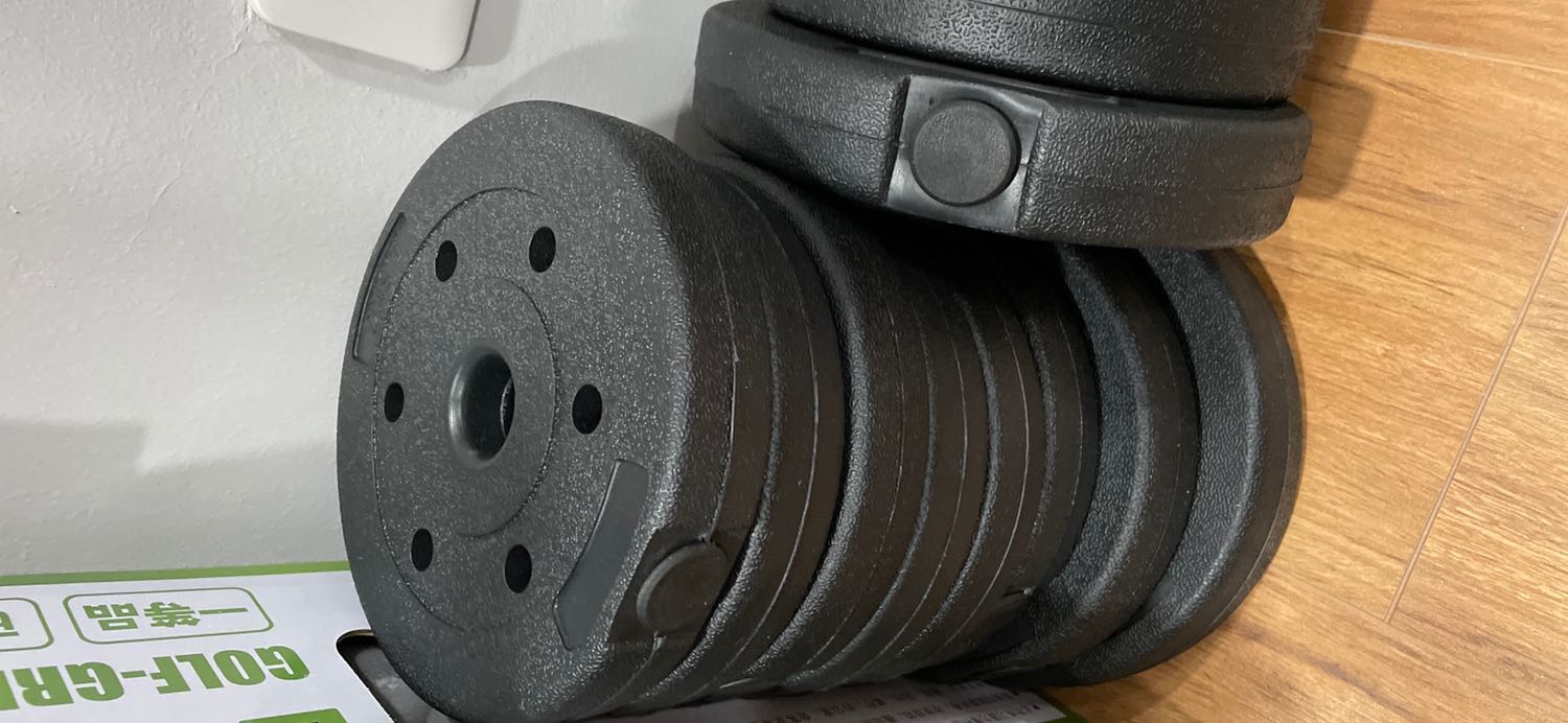 Tạ vỏ nhựa, ruột đổ xi măng. Tay cầm bằng nhựa cứng. chất lượng tạm ổn theo tầm giá, tuy hơi cồng kềnh. Được cái có nhiều mức tạ khác nhau nên linh hoạt trong lúc tập.
Kể mà được đúc bằng thép thì chắc sẽ nhỏ gọn hơn, tập sẽ thích hơn. :)