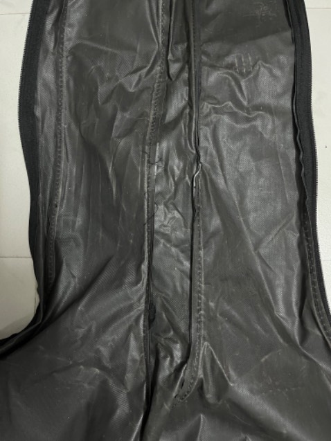 Nhận hàng xong mở ra không nói nên lời. Bao đàn quá cũ và nhàu nát.