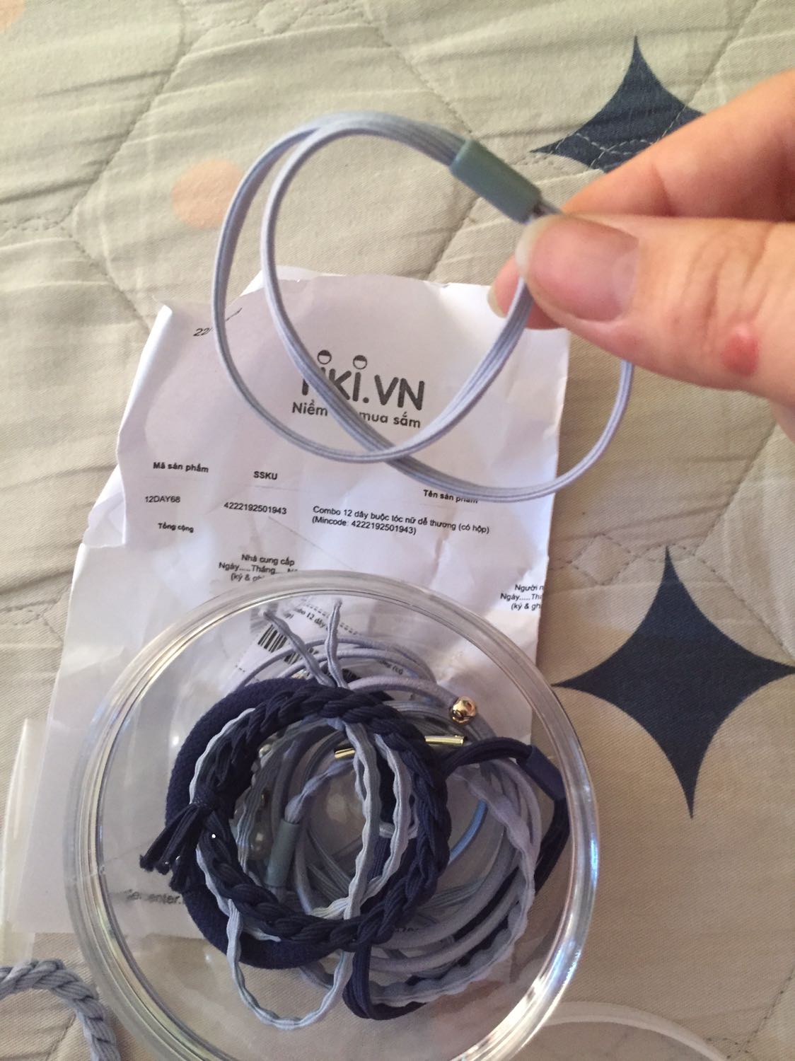 Shop giao hàng bao lâu! Nhận xong mà nản luôn. Dây cột tóc mỏng te, độ đàn hồi còn thua thun cột tóc. Cột khó, lỏng tóc.

Chỉ đc cái mã đẹp. :’) Con nít chắc xài thích hơn người lớn!