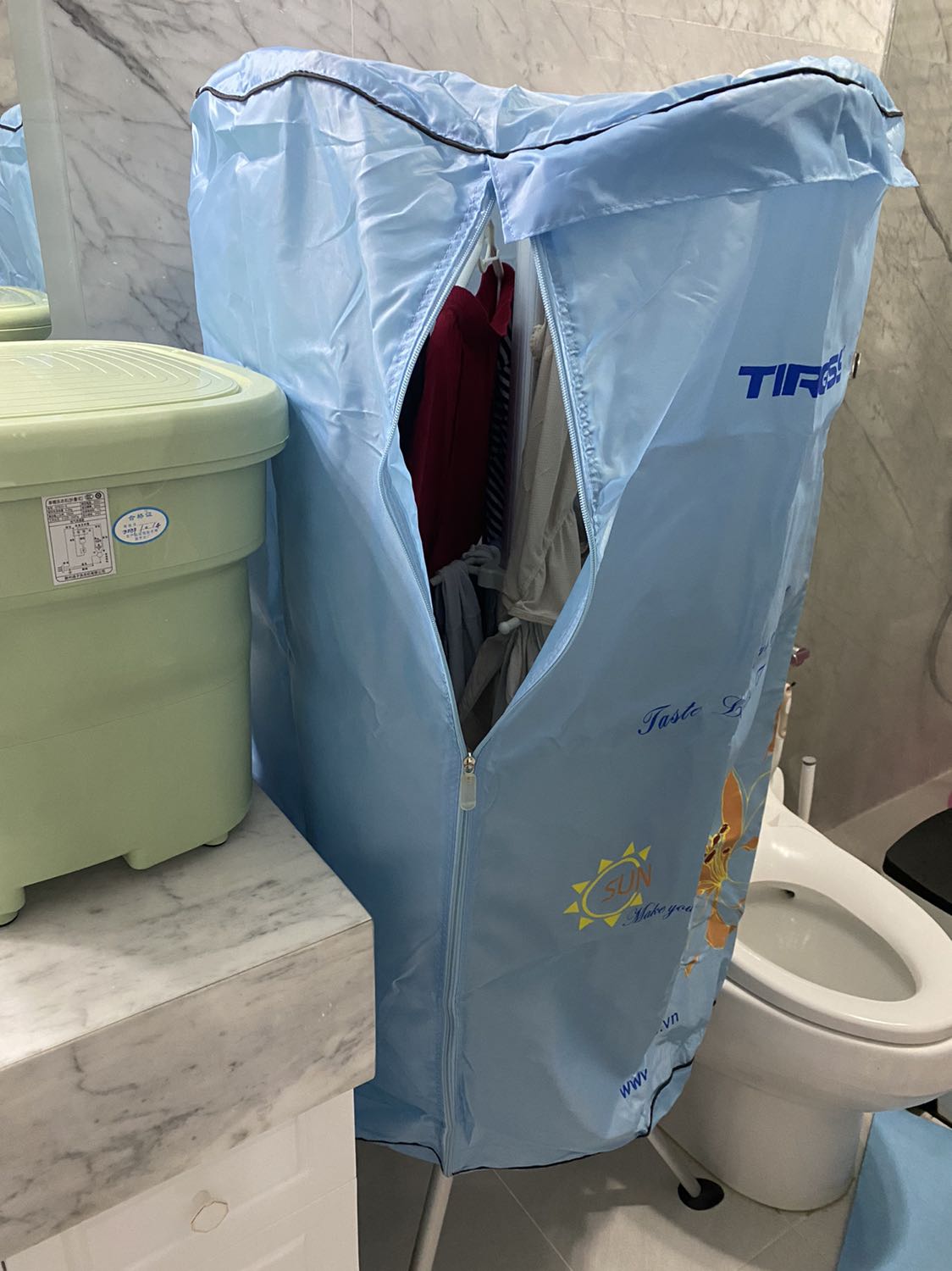 Máy gọn, lắp ráp nhanh, dễ, ship 2h, giá mua ko sale nhiều 1350. Sấy đồ em bé khoảng 10 bộ thì bật tới 2 tiếng rưỡi mới khô. Quần áo người lớn thì treo được 4 cái đầm vải mỏng, 2 bộ short, sấy cũng 4 tiếng mới khô vải thun dày. Sấy kiểu này nếu dùng mỗi ngày thì ko biết điện năng thế nào. Nhược điểm là sấy lâu khô, chỉ nhanh với vải mỏng thoii, và ko biết lượng điện có tốn nhiều ko. Còn lợi thì đỡ phơi ngoài nắng bụi, đồ sấy rất thơm, cũng thẳng tấp.