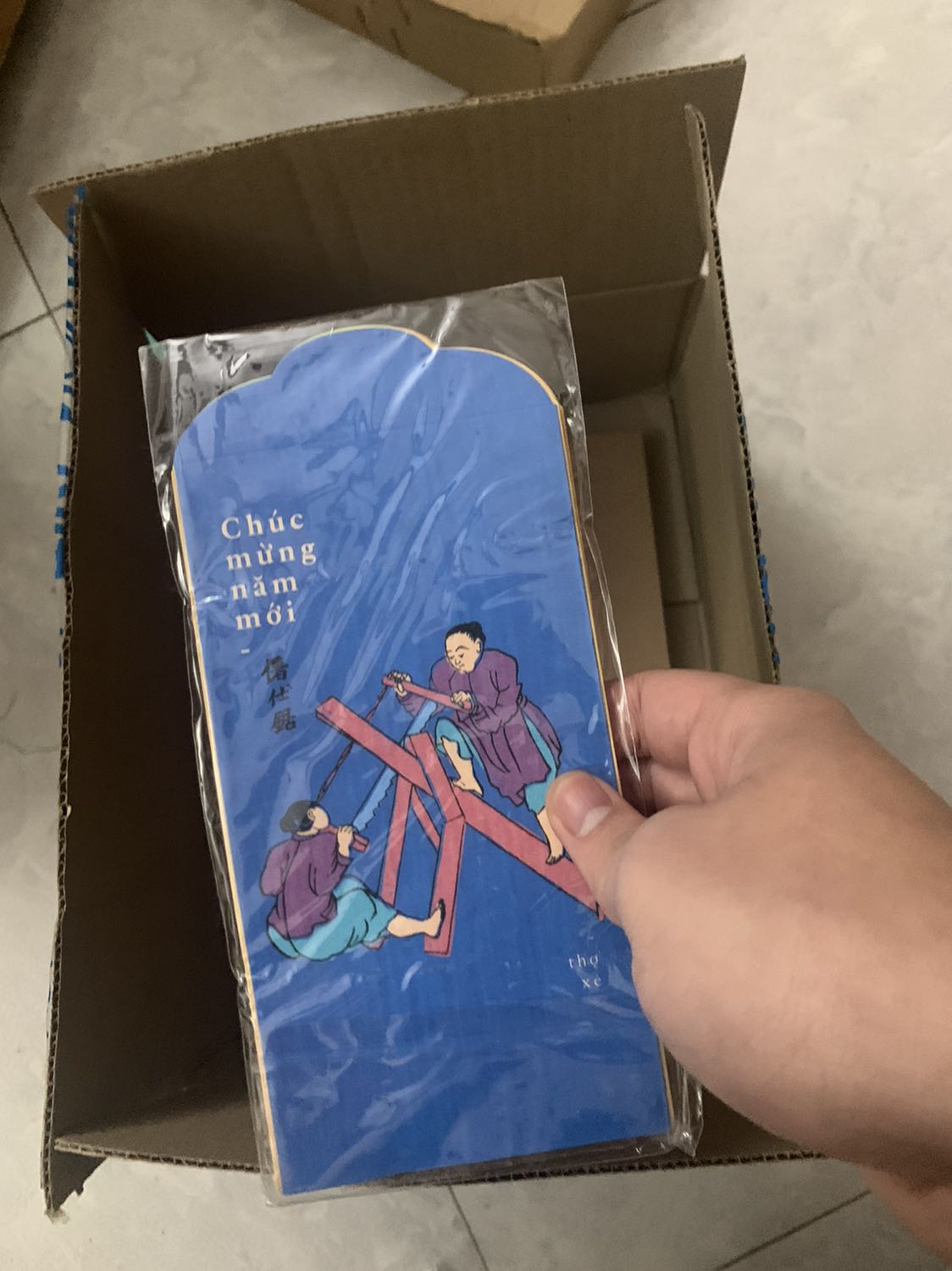 Sách được bọc kỹ càng, cơ mà nên có thêm bìa/xốp vì sách khá nhỏ so với hộp. Mình đặt đơn hàng lớn nên có thêm quà từ Tiki. 5*