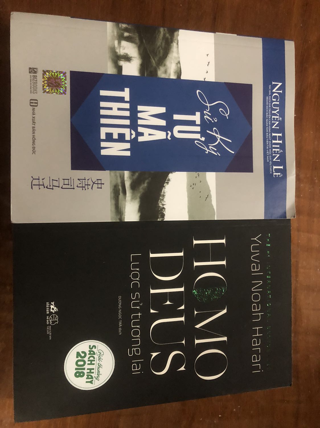 Tiki giao hàng khá nhanh, sách được đóng gói cẩn thận nên chất lượng rất ổn, chỉ có hơi cong 1 xíu ở phần bìa sách. Sách không có lớp nilon bao ở ngoài nên hơi bụi xíu. Còn chất lượng sách thì oke, bìa đẹp, giấy mịn, chữ in to và rõ.