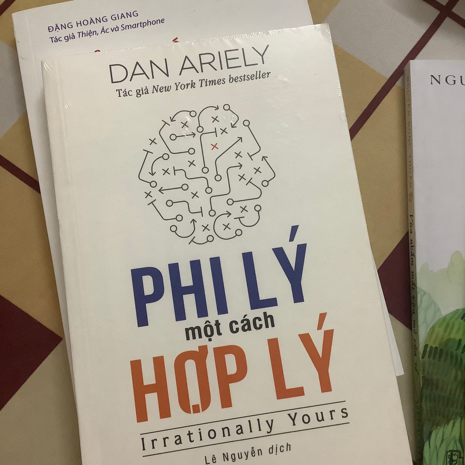 Mình chưa khui cuốn này nhưng mà Fahasa giao nhanh, sách ổn.