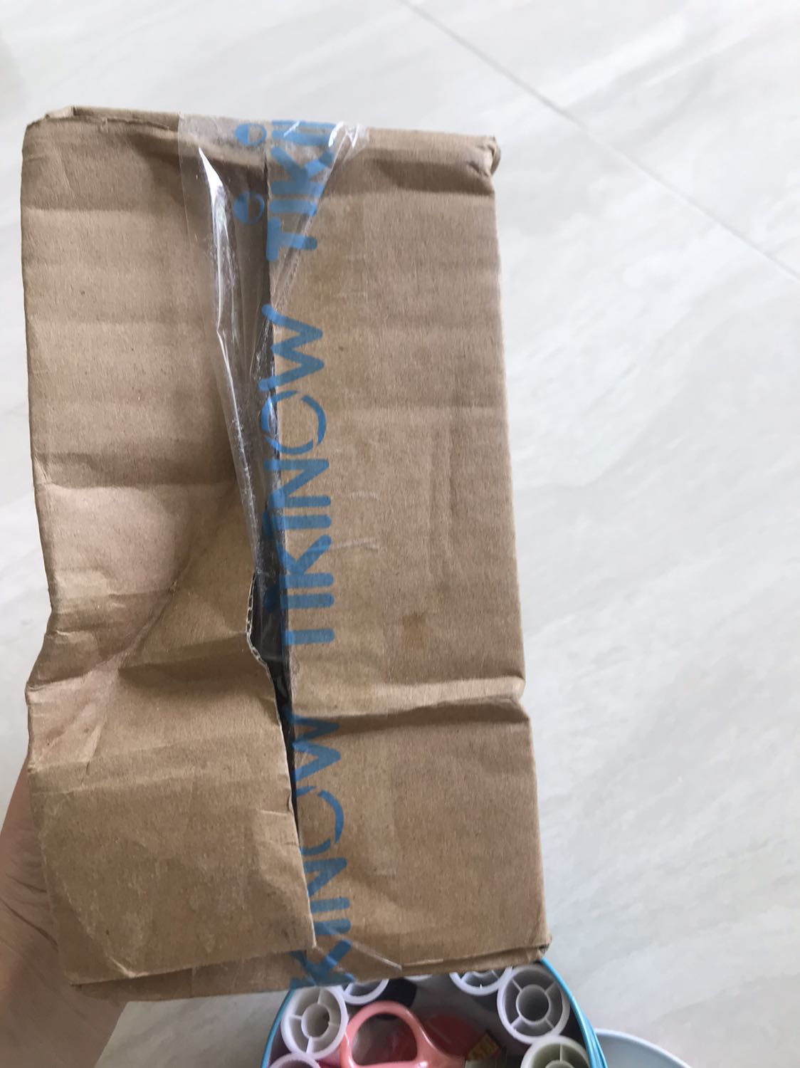 Shop đóng gói không tốt. Mình nhận đồ mà móp méo như này. Đây không phải lỗi của vận chuyển nhé. Nếu muốn hàng ko méo thì shop phải bọc cẩn thận và lèn giấy chống méo.