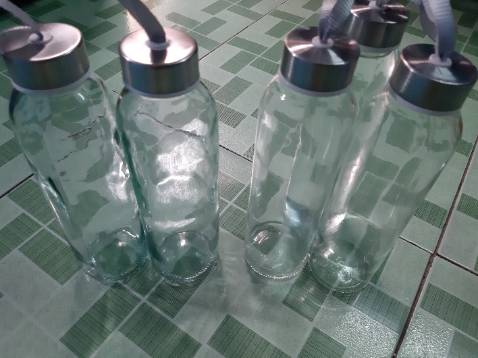 Giao 2 loại:
- Loại màu trắng: Tốt, nên mua
- Loại màu hơi xanh: Khuôn đúc bị méo, cầm vào biết chai méo liền, cảm giác mỏng hơn => Kg mua, cho cũng đừng lấy!!!😀😃😄