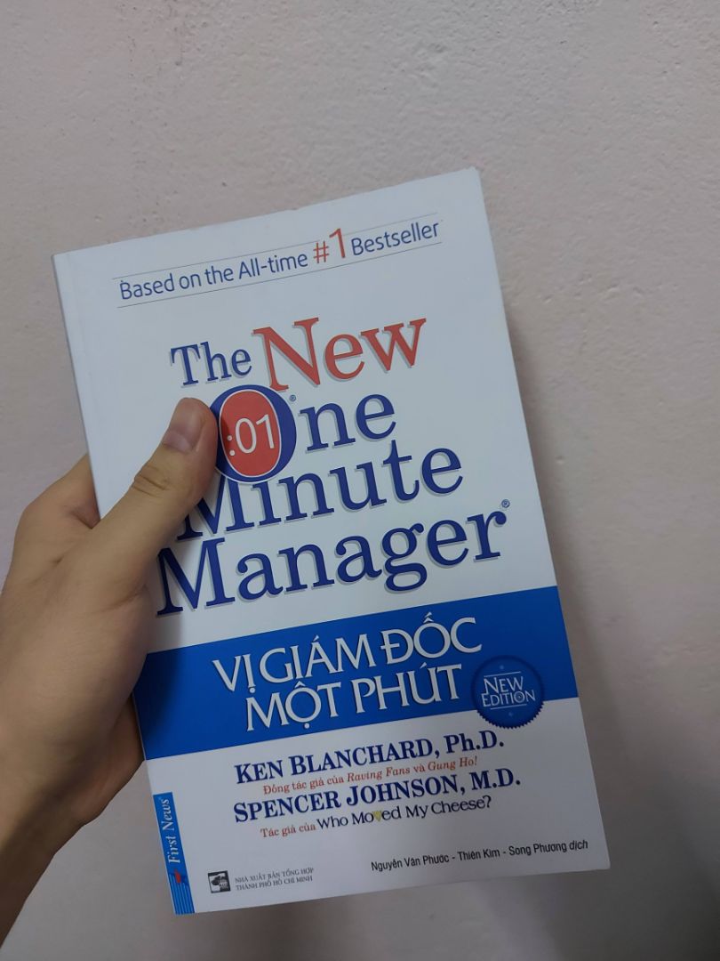 tiki giao hàng k bọc sách đi đường xa nên sách bị móp 
nội dung nói về cách ứng xử thống nhất mục tiêu với nhân viên, khen nhân viên khi làm đúng, cách phê bình nhân viên nhje nhàng đúng thời điểm tạo động lực
giúp nhà quản lý có tư duy mới hơn về quản trị nhân viên làm việc 
hay và đáng đọc
