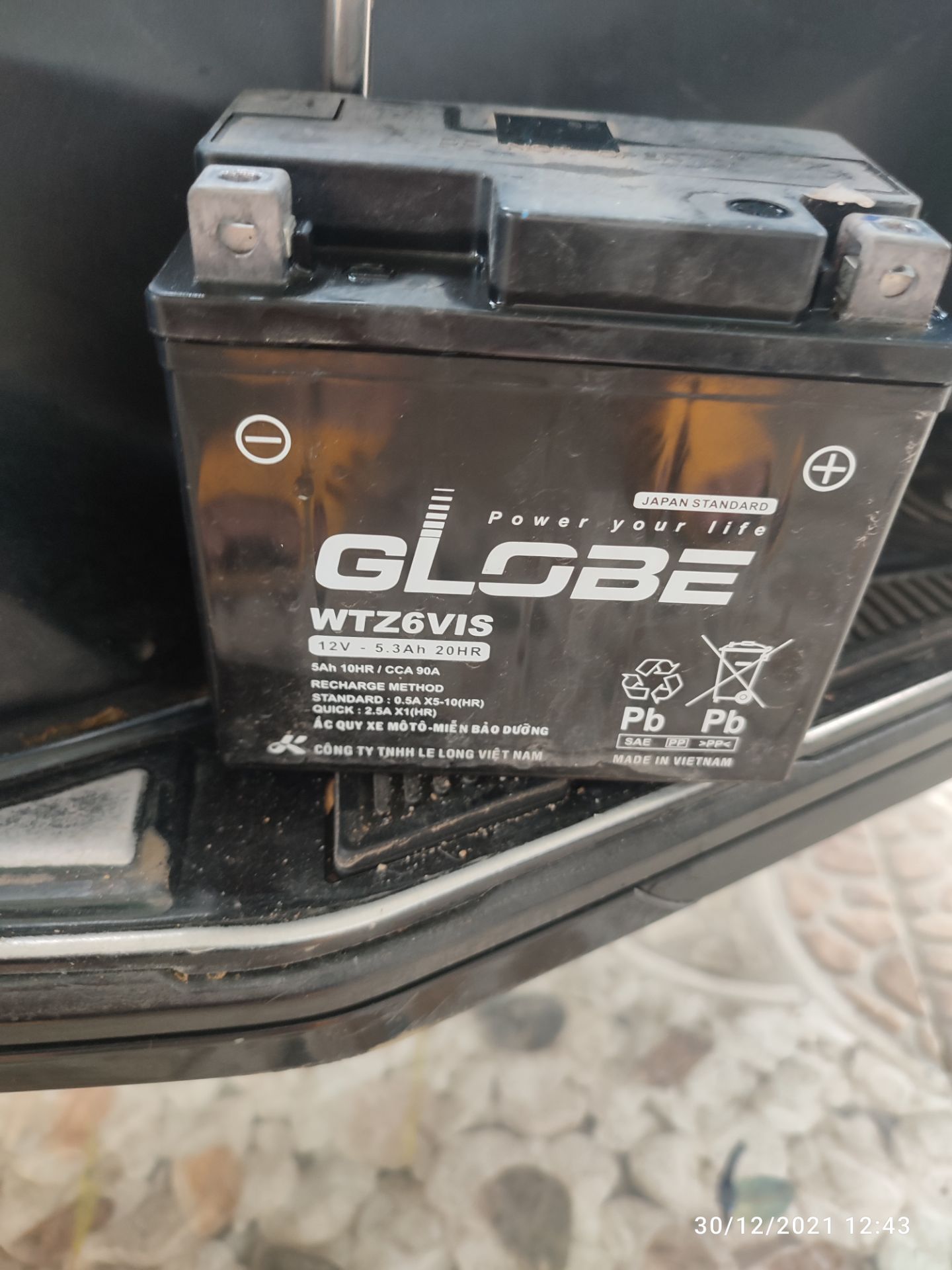 Mình đặt hàng ngày 28.12 và giao 30.12 khá nhanh nha ( Đồng Nai) ,  mình tự lắp đặt vì khá đơn giản,  đề một phát nổ máy ngay cho dòng AB 2018, bình cũ 5.3 a,  bình mới được nâng cấp lên 6 A nha.  Hàng chính hãng, bình đóng gói siêu kỷ, các bạn yên tâm khi mua hàng của Tiki nhé.