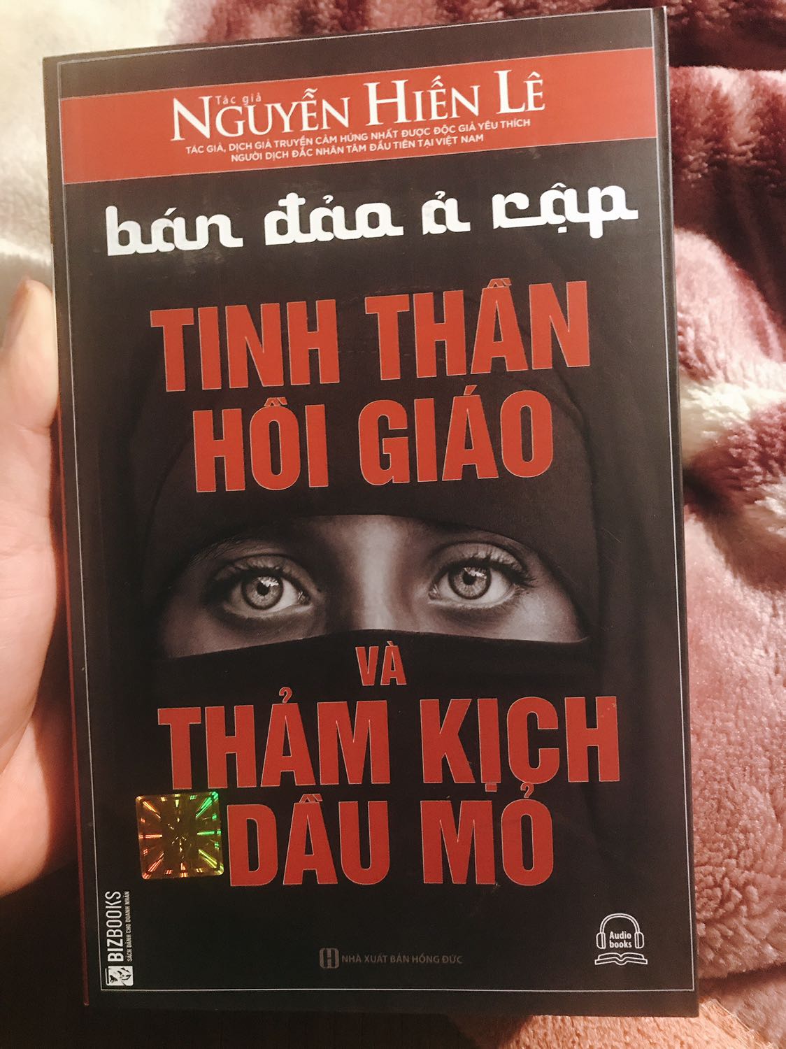 Tuy Tiki đóng gói sơ sài, chưa bao h ưng cách đóng gói nhưg sách nhận về may quá vẫn vẹn nguyên, ko có lỗi.
Sau cuốn Con đường hồi giáo của Tg Nguyễn Phương Mai, mk có 1 khao khát, tò mò muốn dc hiểu rõ hơn về vùng đất trước h trong ký ức chỉ là khủng bố, bất bình đẳng giới, hồi giáo cực đoan...
Hy vọng cuốn sách này sẽ mở ra cho mk thêm những góc nhìn mới về những đất nước Trung Đông rất khác so với những gì mk đã biết trước đây
