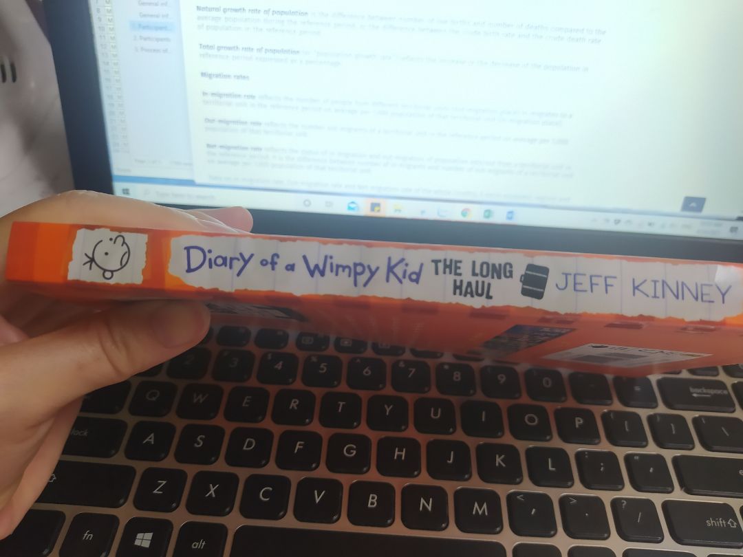 Đây là cuốn sách được khuyên đọc để luyện tiếng Anh, mình đã có bản mềm rồi, nhưng khi cầm sách trên tay vẫn thấy vui hơn. mình cũng thích loại giấy này, cầm nhẹ tay và không bị loá mắt. Sách được bọc bằng 1 lớp nylon khá dày. Rất hài lòng.