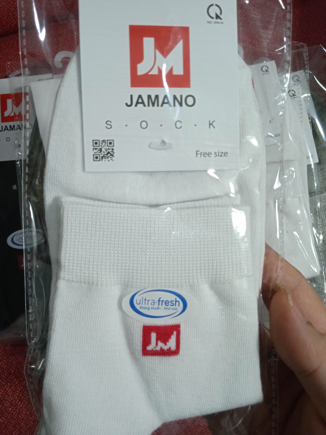 Mih thấy sản phẩm có nhiều nhà bán khác nhau, đọc review 5* toàn của nhà bán JM Store, nhưng coi giá thì lại cao nhất so với các nhà bán khác, cũng hơi nghi ngờ. Và có đặt 10 đôi của nhà JM Store và 5 đôi tất của nhà bán khác. Như hình bên dưới, nhà bán JM Store  sản phẩm đẹp, chất lượng, như mô tả, mình rất hài lòng. Còn 5 đôi của nhà bán khác, mình đã trả lại bên tiki, vì hàng không đúng như qc, rất tệ. Những ai chọn mua thì chọn đúng nhà bán, cứ 5* mà mua, tránh mua hớ hàng không đúng. Ai lỡ mua sản phẩm không đúng như qc, cứ liên hệ tiki sẽ hỗ trợ đổi trả free. Mình lúc nào cũng ủng hộ tiki.